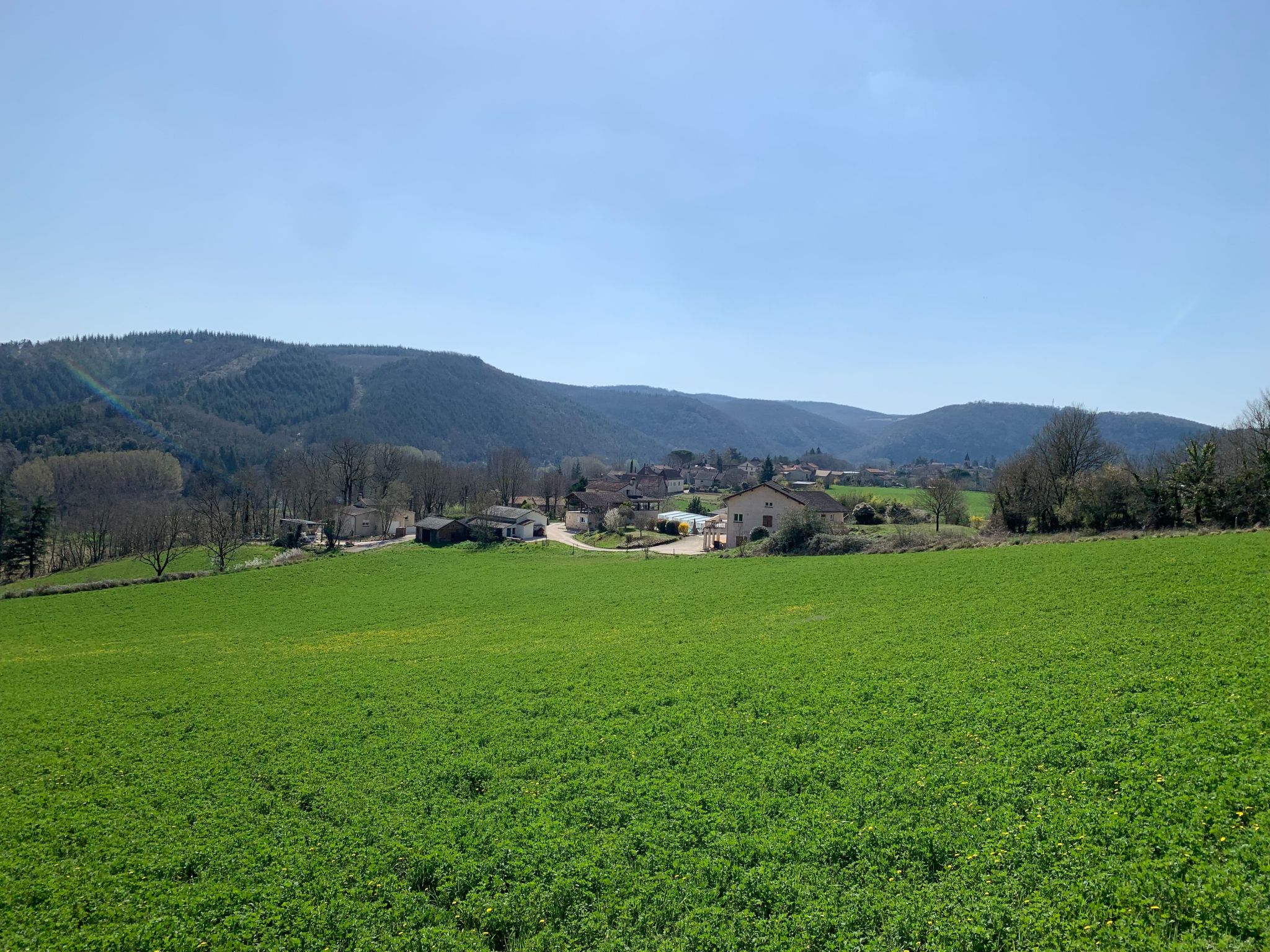 Aube-sur-la-Vallée, weitläufig mit Blick auf das Tal