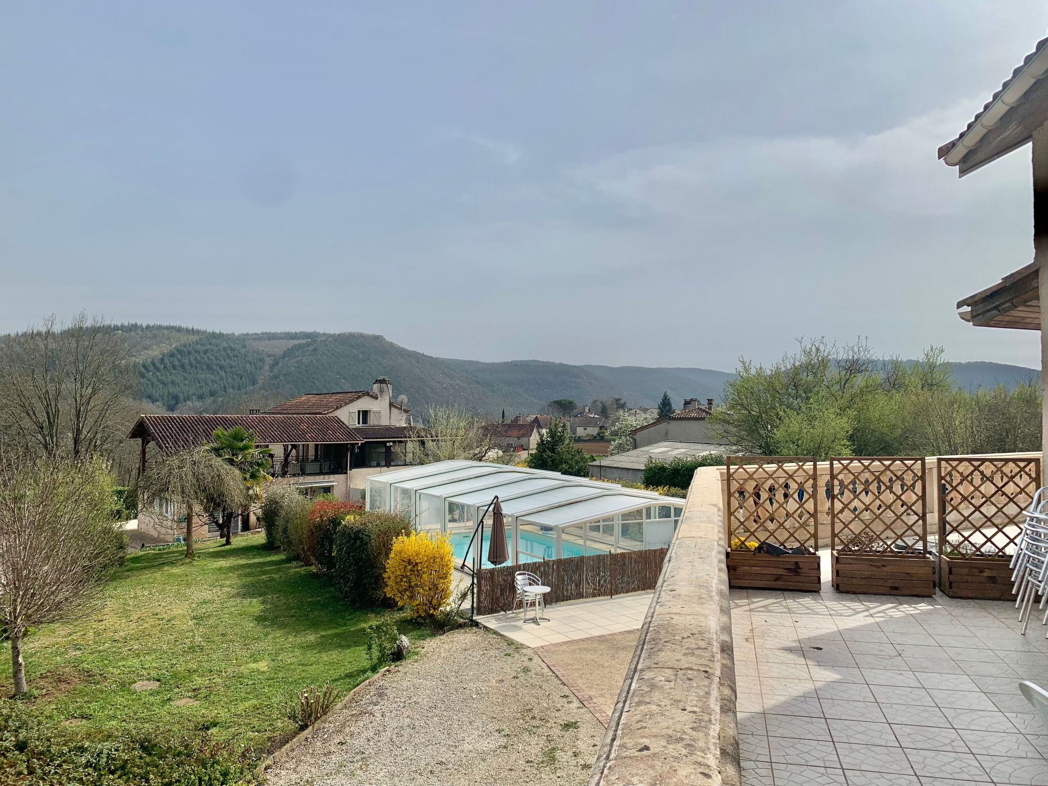 Aube-sur-la-Vallée, weitläufig mit Blick auf das Tal-Outside