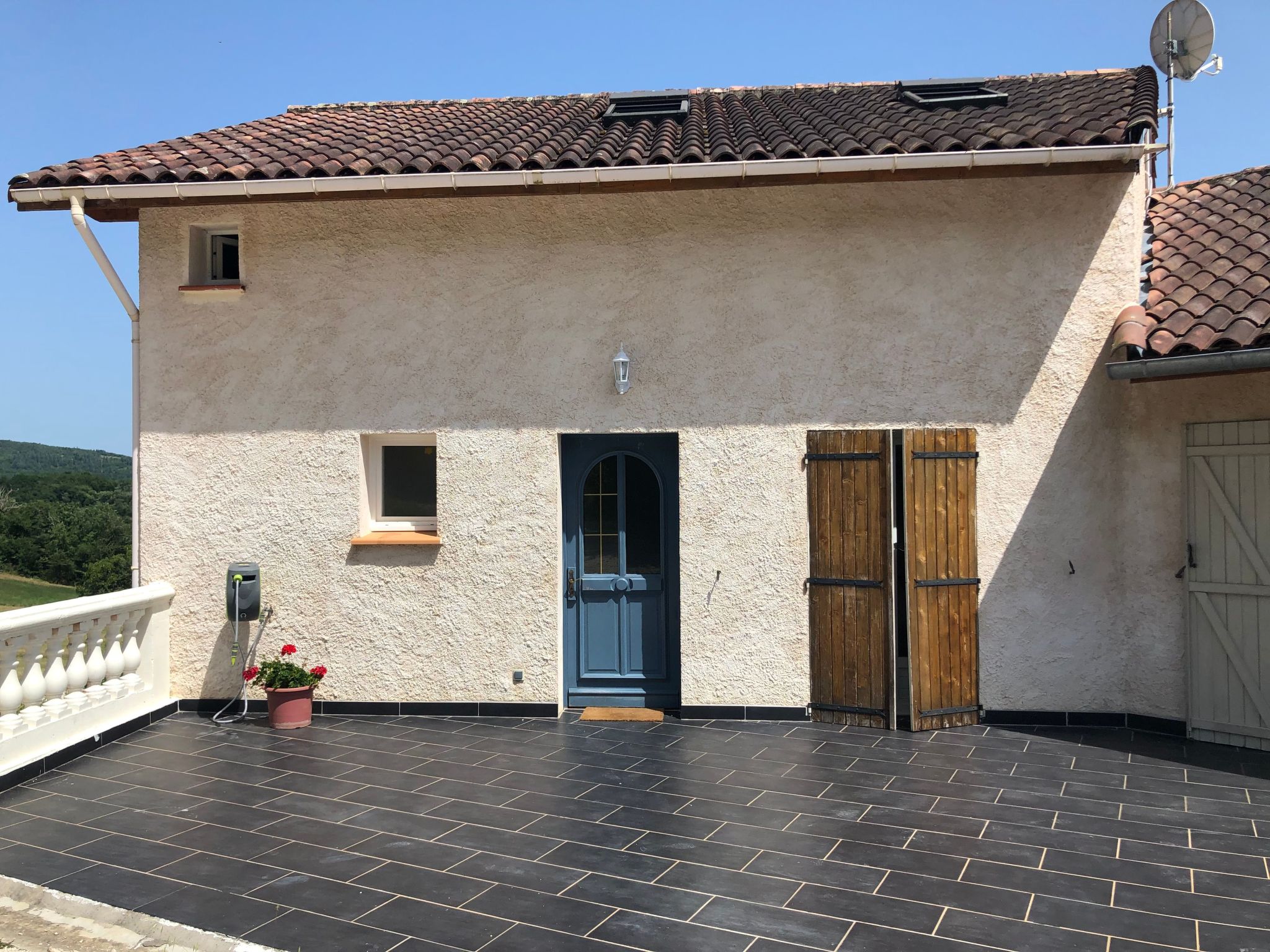 Aube-sur-la-Vallée, weitläufig mit Blick auf das Tal-Image-tags.info