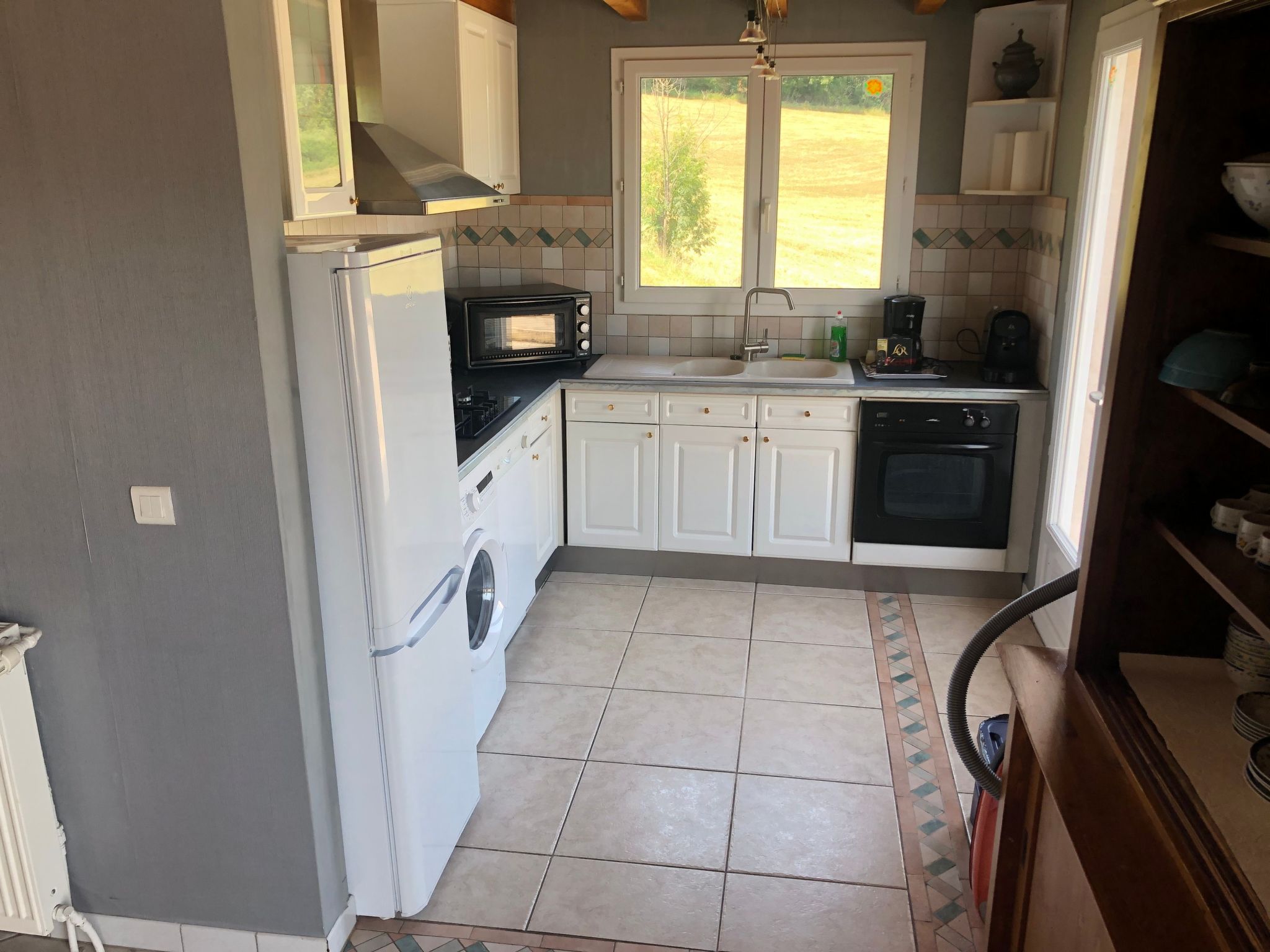 Aube-sur-la-Vallée, weitläufig mit Blick auf das Tal-Inside