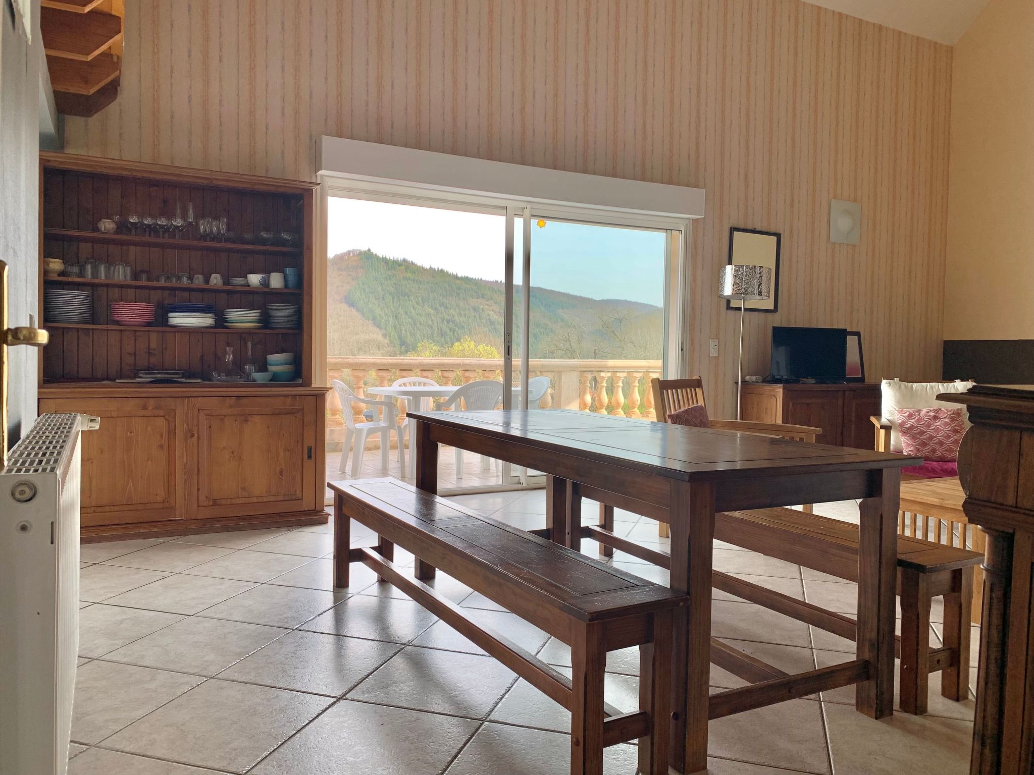 Aube-sur-la-Vallée, weitläufig mit Blick auf das Tal-Inside