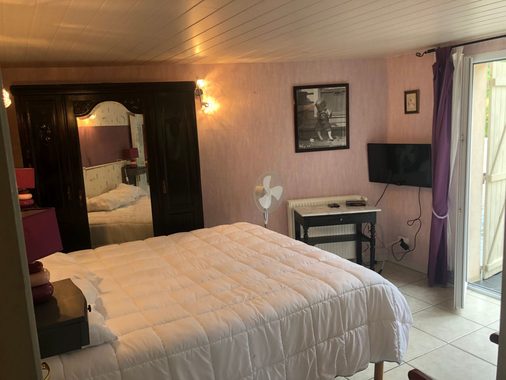 Aube-sur-la-Vallée, weitläufig mit Blick auf das Tal-Inside