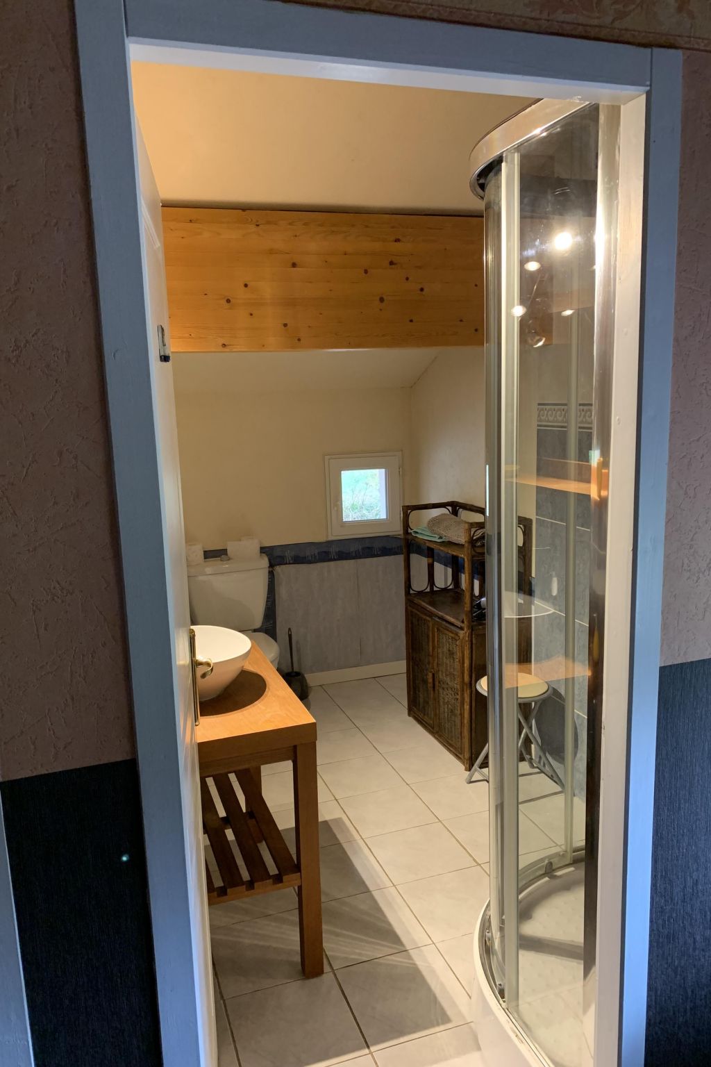 Aube-sur-la-Vallée, weitläufig mit Blick auf das Tal-Inside