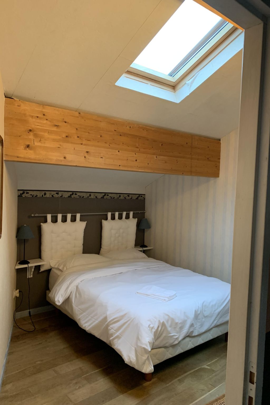 Aube-sur-la-Vallée, weitläufig mit Blick auf das Tal-Inside