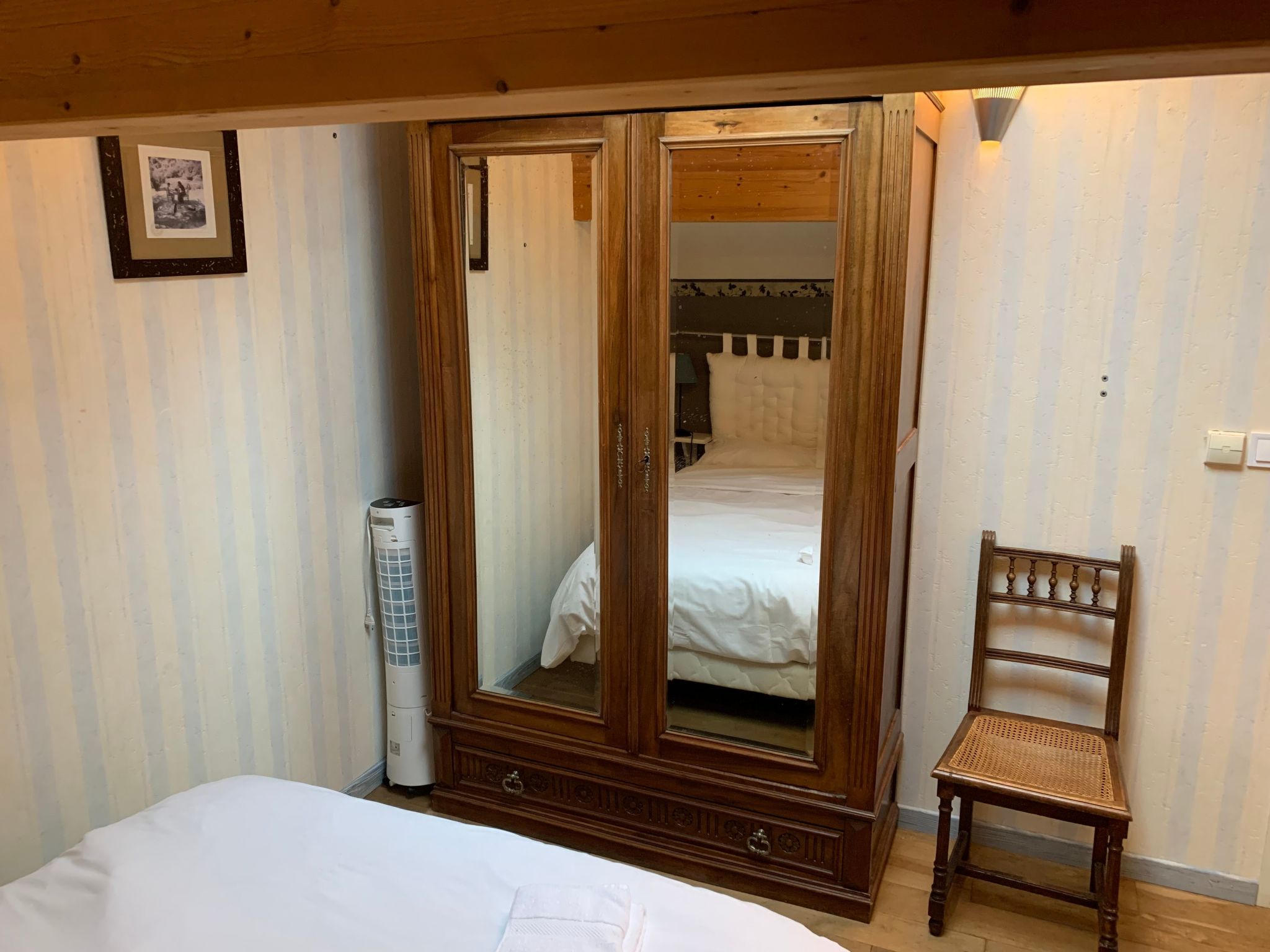 Aube-sur-la-Vallée, weitläufig mit Blick auf das Tal-Inside