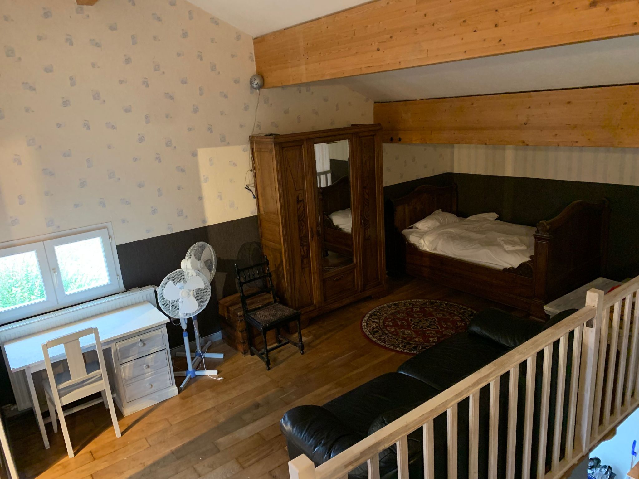 Aube-sur-la-Vallée, weitläufig mit Blick auf das Tal-Inside