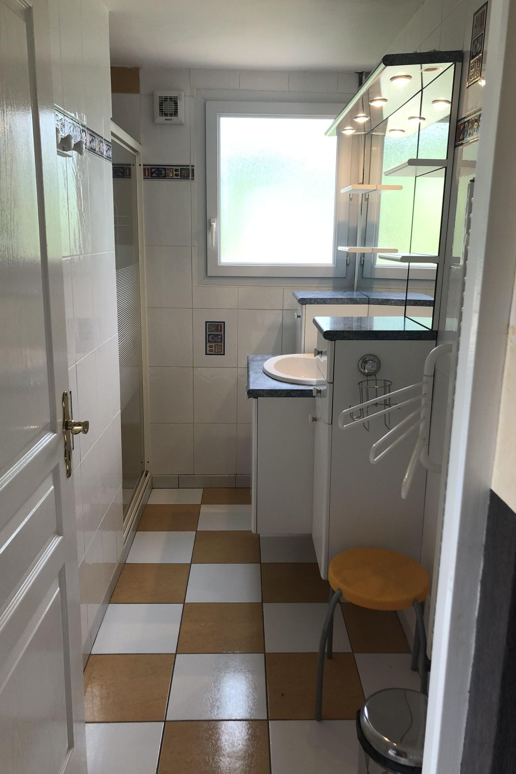 Aube-sur-la-Vallée, weitläufig mit Blick auf das Tal-Image-tags.info