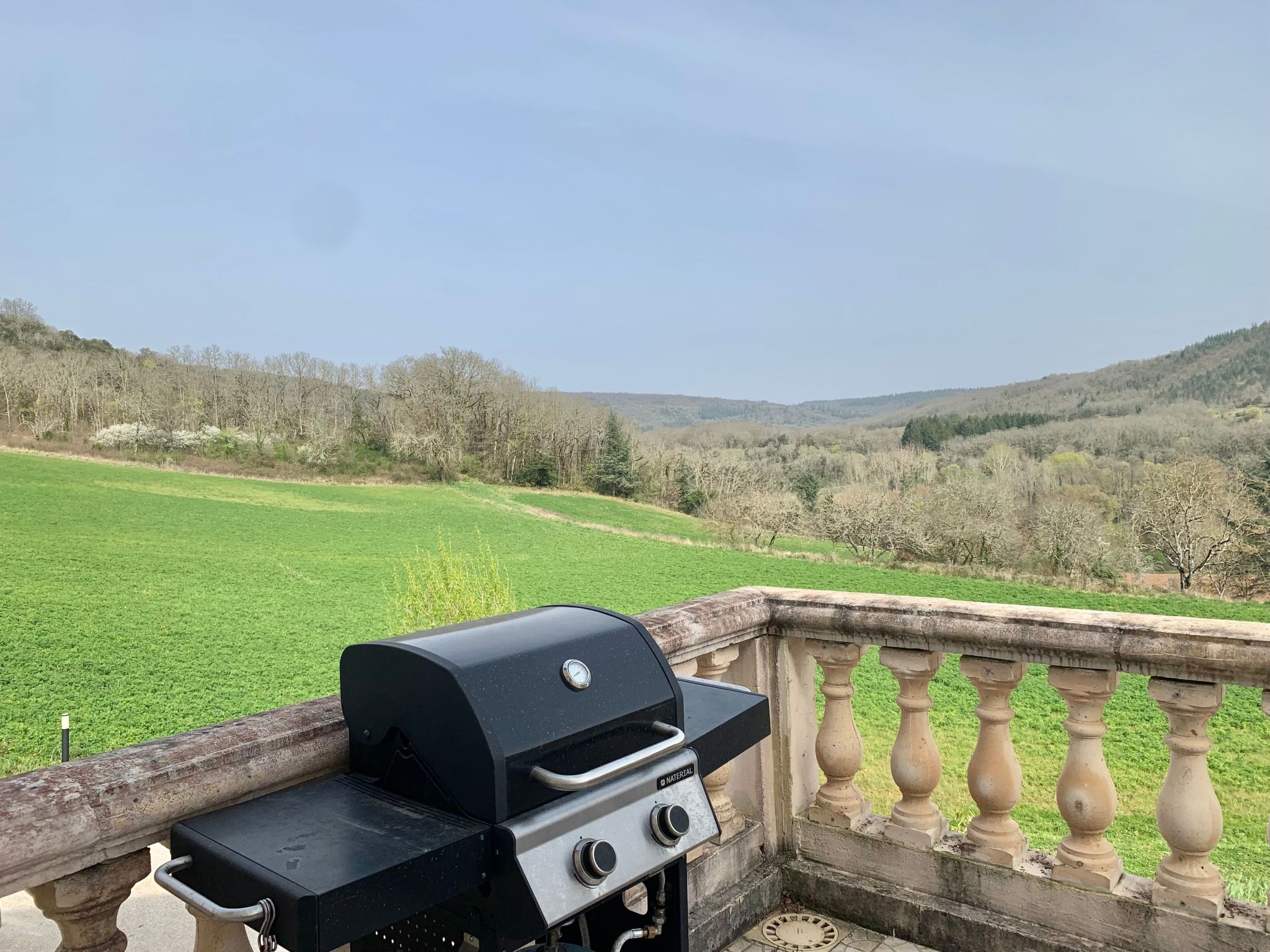 Aube-sur-la-Vallée, weitläufig mit Blick auf das Tal-Outside