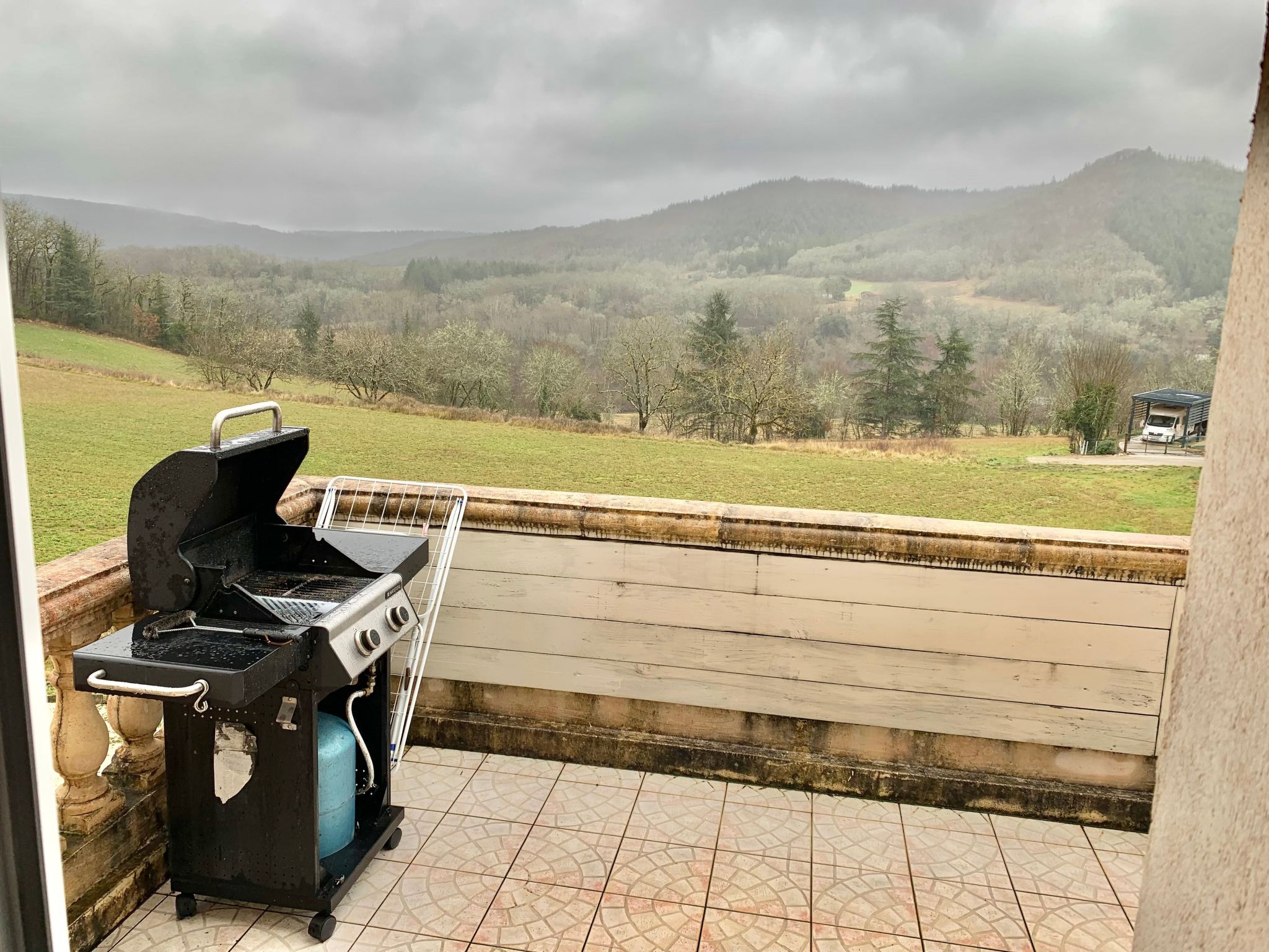 Aube-sur-la-Vallée, weitläufig mit Blick auf das Tal-Outside