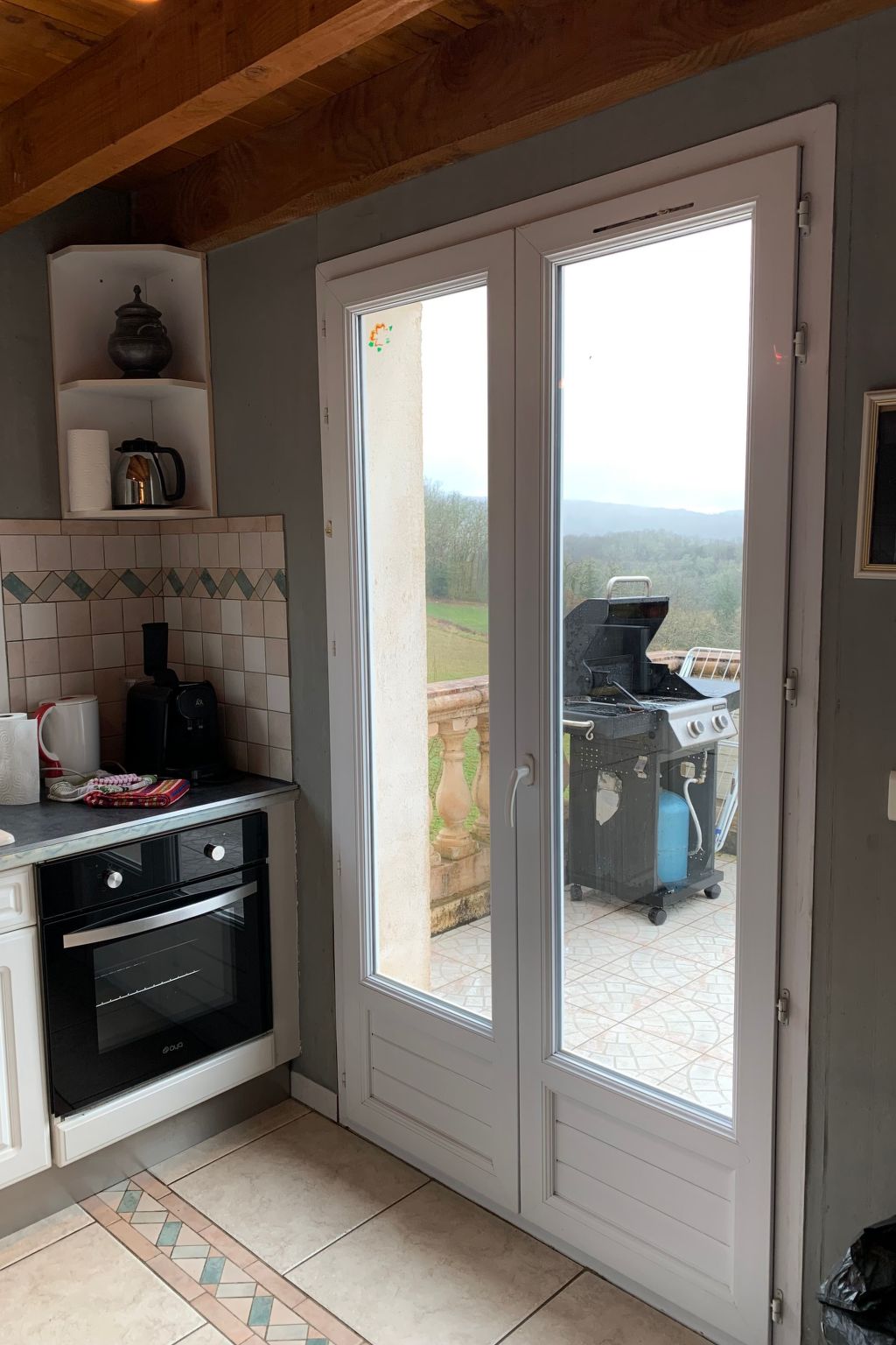 Aube-sur-la-Vallée, weitläufig mit Blick auf das Tal-Outside