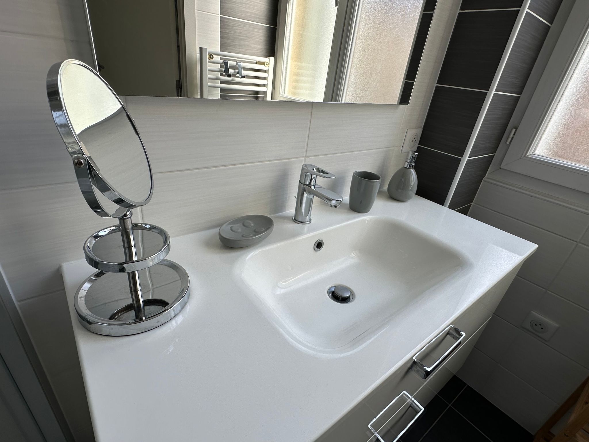 Clovis - Sehr schönes, gemütliches Apartment mit privater Garage-Binnen