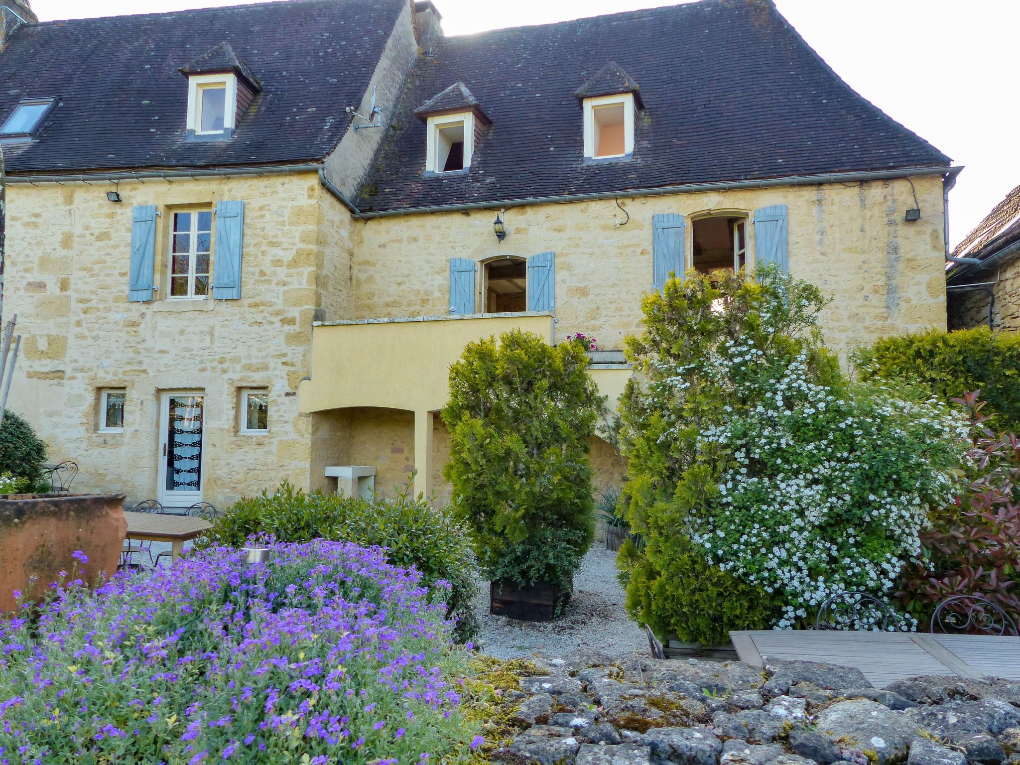 Semi-detached gite in an old Périgourdine farmhouse An old Périgourdine farmhouse in the Périgord Noir region, fully restored to create 5 charming gites. Dominant location with views over the Dordo..