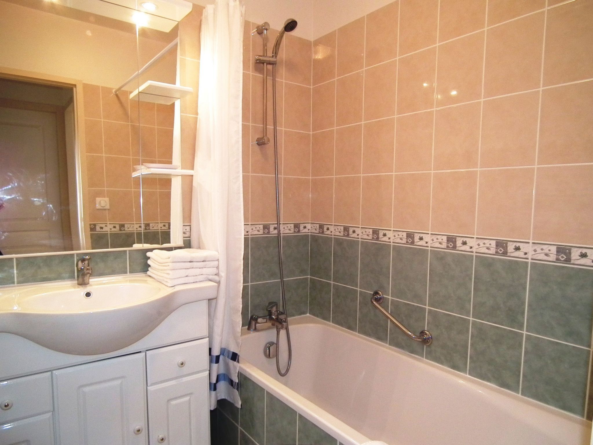 Domäne mit Jacuzzi-Image-tags.info