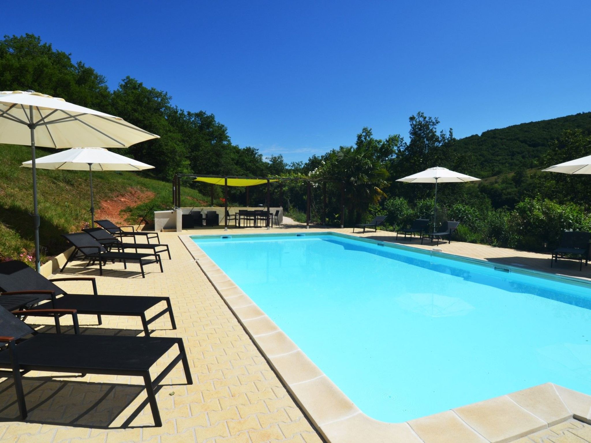 Deze gite is geschikt voor twee personen en bestaat uit een woon- en slaapruimte van 45m². De ruimte is praktisch ingedeeld en heeft een goed uitgeruste keuken met gasfornuis, oven, magnetron, koelka..