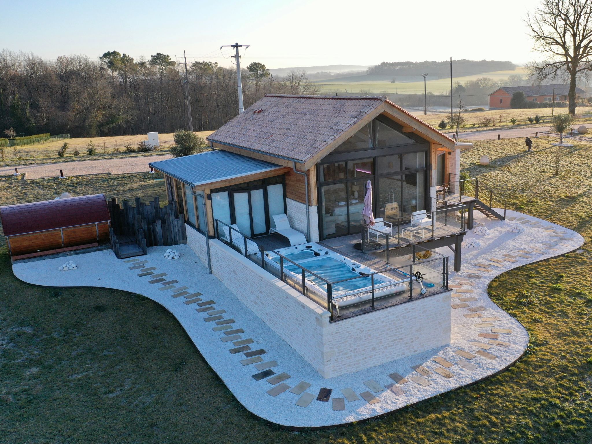 The "Rêverie en Périgord" lodge Romantic and chic. The Rêverie en Périgord lodge invites you to relax and unwind. The luminosity invites you to travel and relax, evoking a seaside charm and exudin..