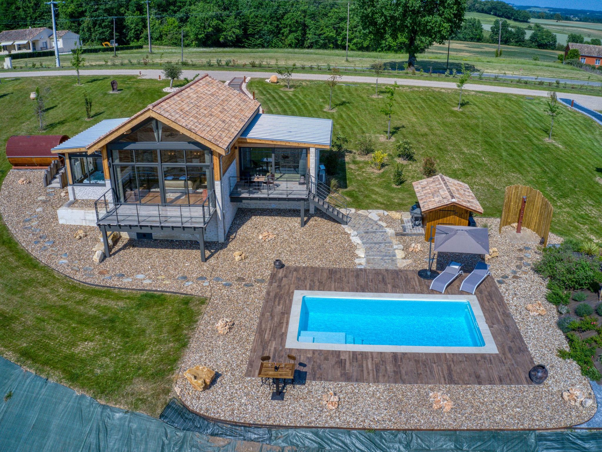 The Lodge "L'Orée du bois" has a warm, authentic atmosphere in the heart of nature, surrounded by rare and precious wood, where you will appreciate the nobility of the materials. There areIn the kitc..