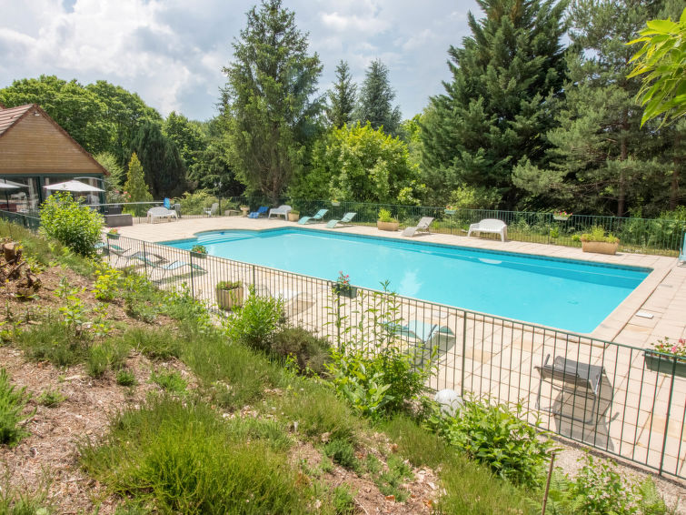 "La Châtaigneraie", huis 3-kamers 100 m2 op 2 verdiepingen. Doelmatig en mooi ingericht: woon-/eetkamer met Sat-TV (Flatscreen TV). Uitgang naar het terras. 2 kamers, elke kamer heeft 1 2-pers bed (1..