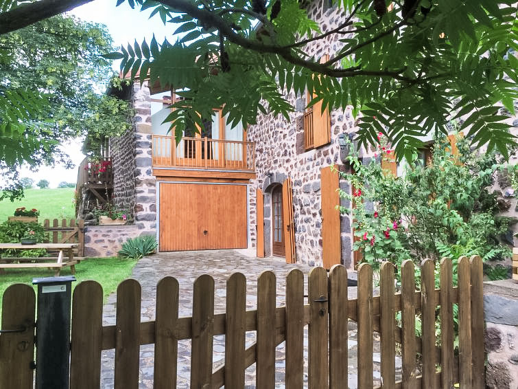 Search and Stay destination Solignac-sur-Loire, Auvergne-Rhône-Alpes - France from AU$ 144. ferme