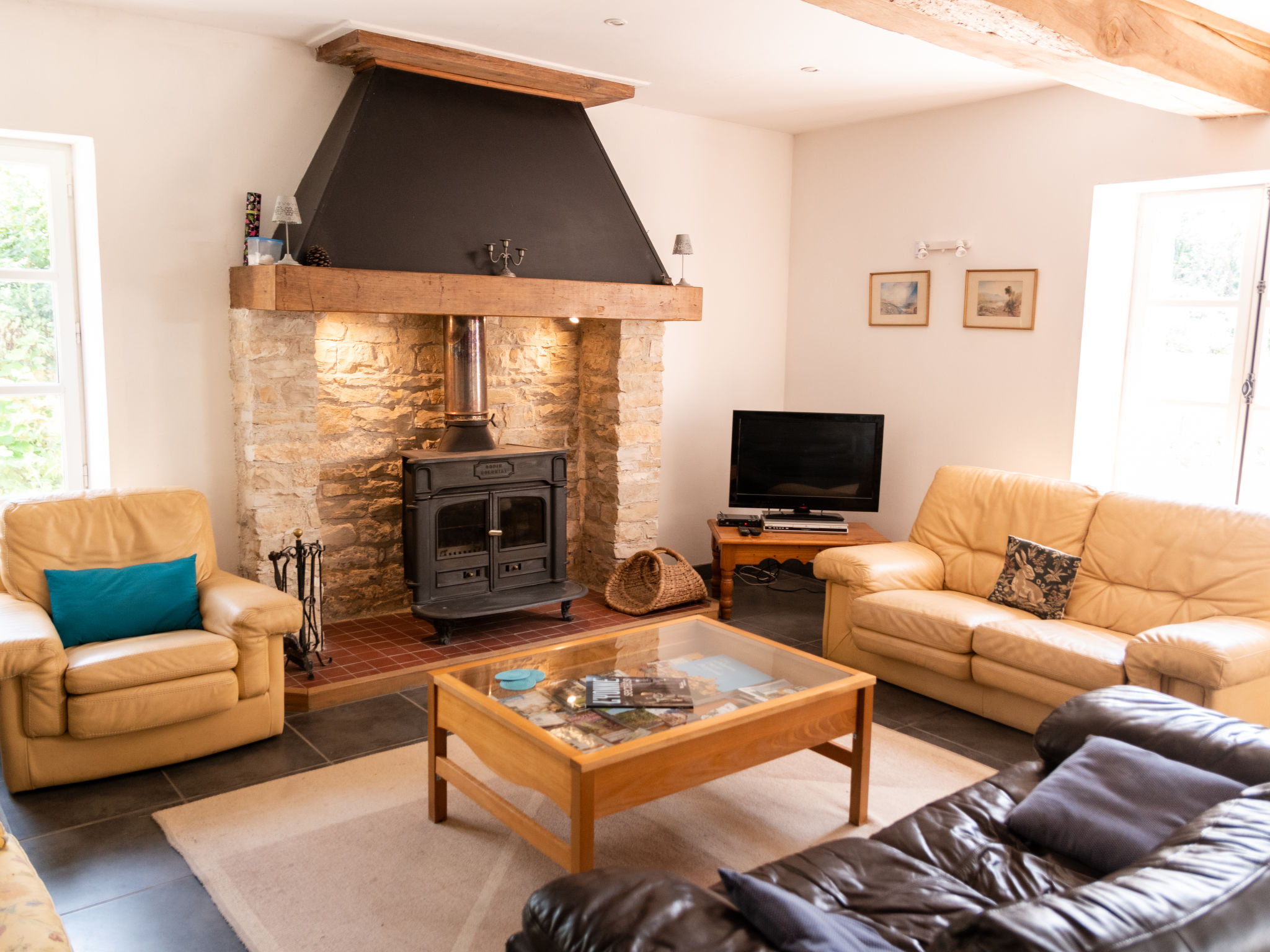 Huis 3-kamers 120 m2 op 2 verdiepingen. Comfortabel en gezellig ingericht: woon-/eetkamer met TV, internationale TV-zenders en houtkachel. Uitgang naar het terras. Open keuken (4-pits kookplaat, oven,..