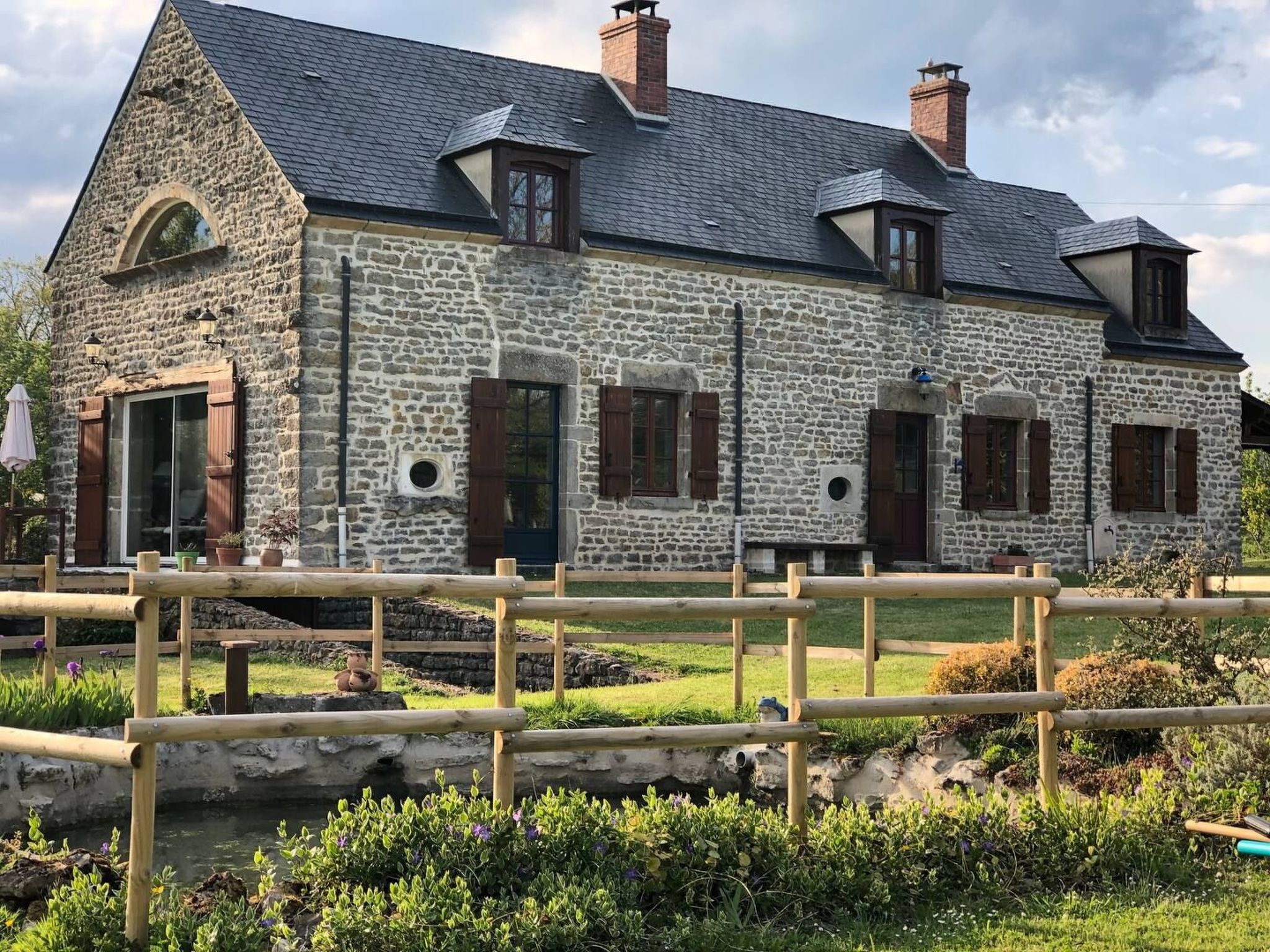 Landhaus mit eingezäuntem Garten-Binnen