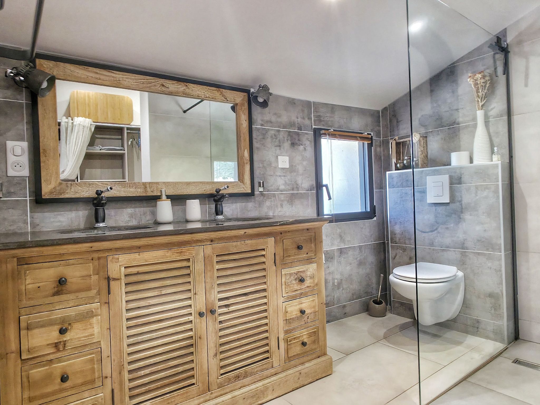 Bauernhaus aus Stein mit schöner Aussicht "Mas de Lysis".-Image-tags.info