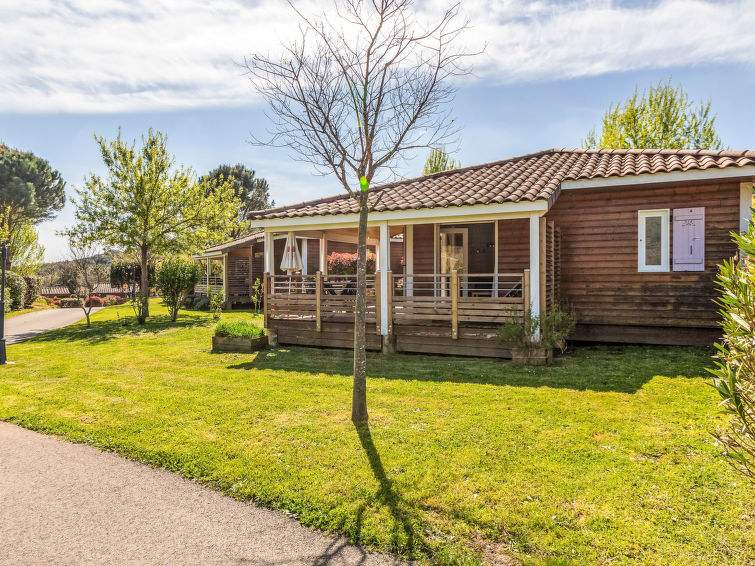 "Domaine de Sévenier", bungalow 3-kamers 42 m2. Licht, met veel hout ingericht: woon-/eetkamer met eettafel. Uitgang naar het terras. 1 kamer met 1 2-pers bed (160 cm, lengte 200 cm). 1 kamer met 1 x..