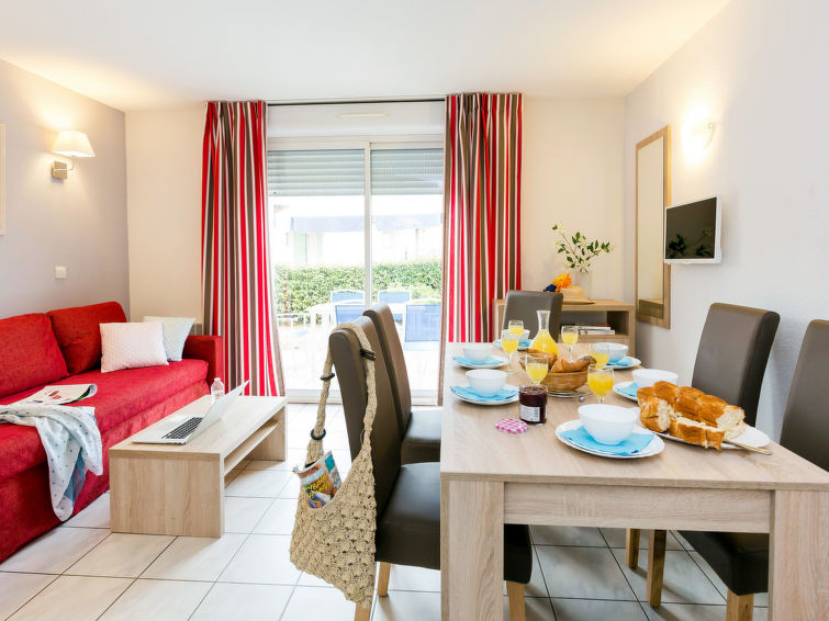 "Les Hauts de Salavas", huis in een rij 3-kamers 40 m2. Licht, doelmatig ingericht: woon-/slaapkamer met 1 divanbedden, 1 uitschuifbare bedden, eettafel en TV. 1 kamer met 2 slaapplaatsen. 1 kamer met..