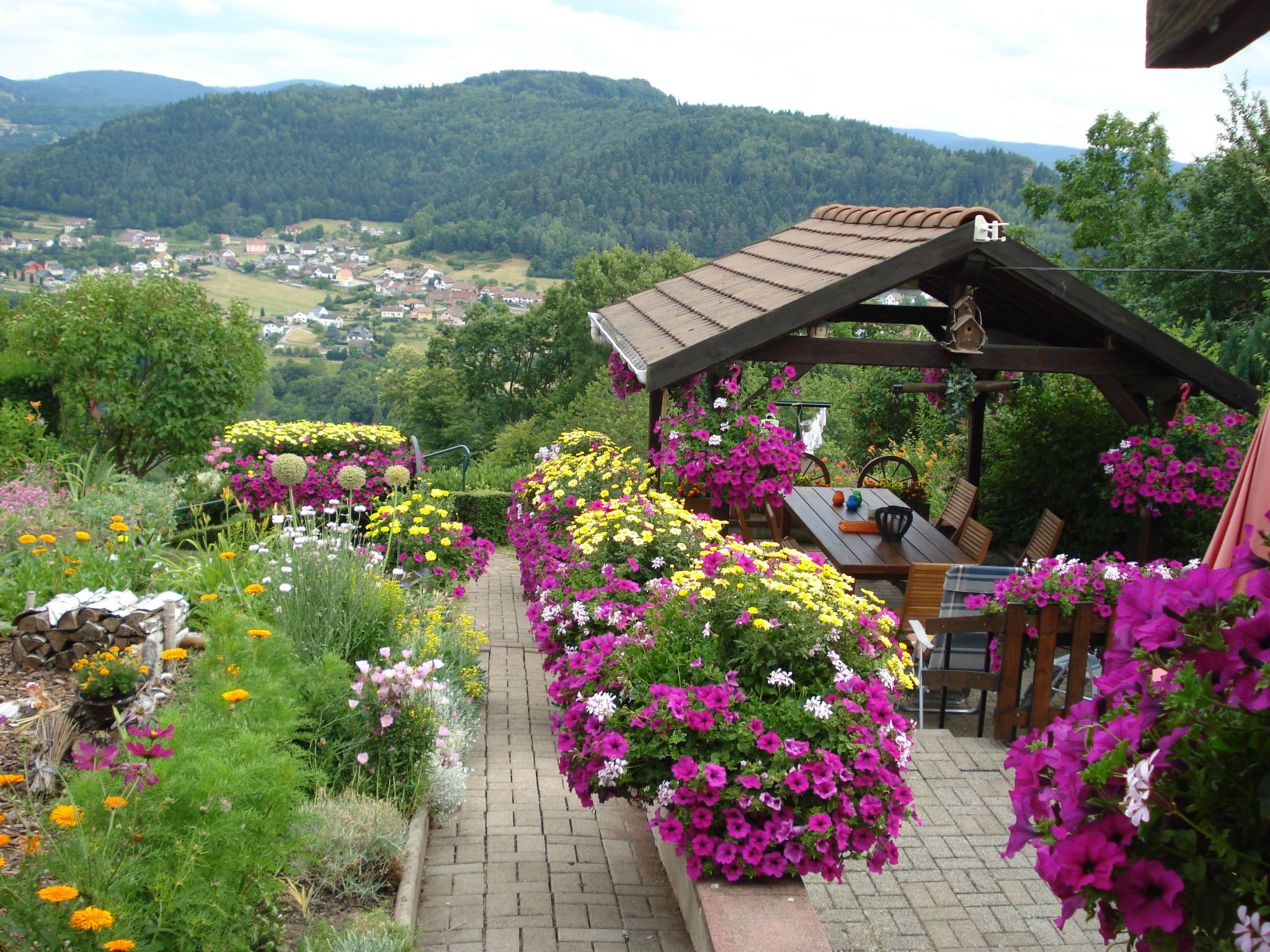 Das Gîte Fleuri mit einer herrlichen Aussicht-Binnen