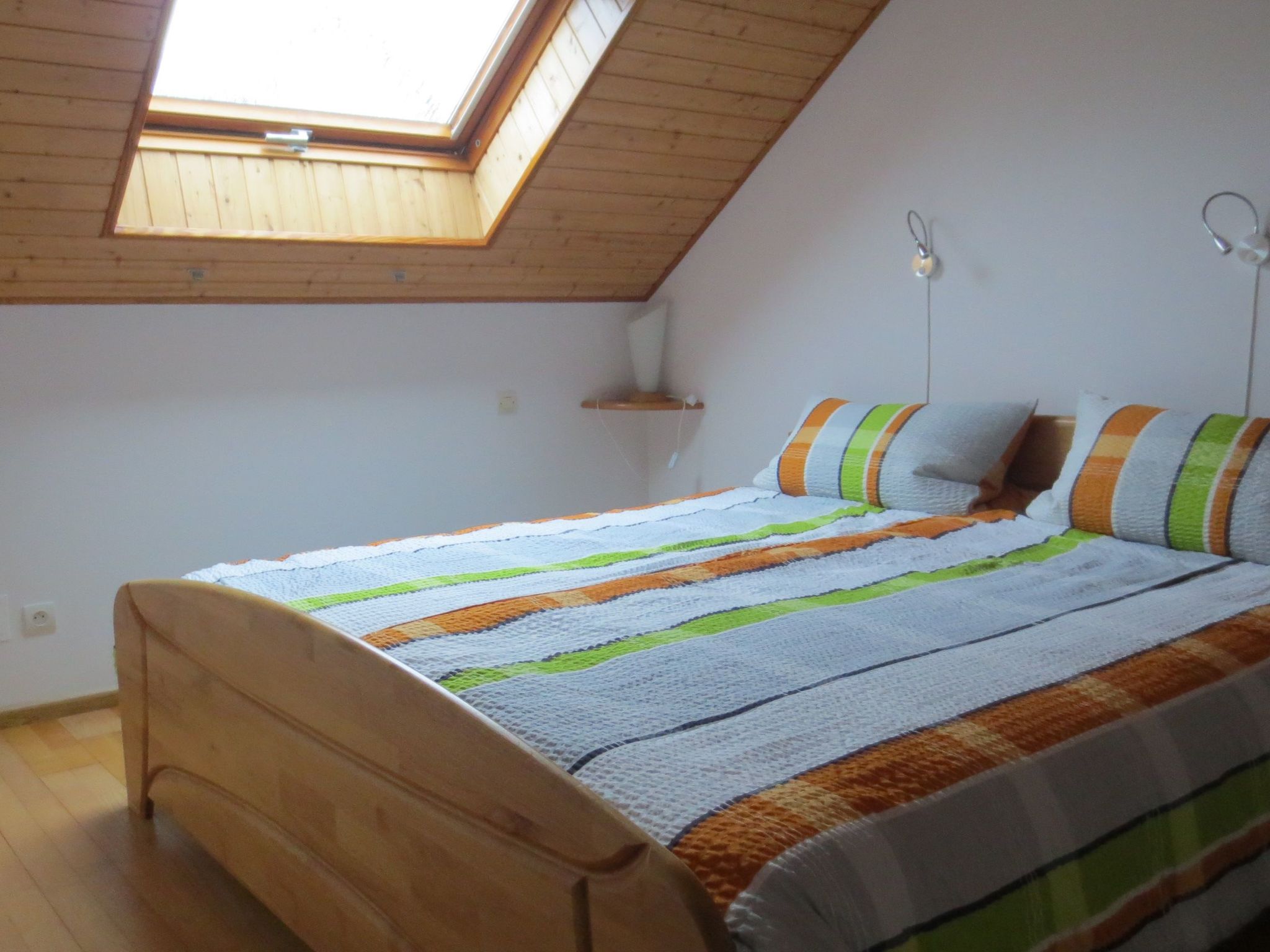 In the Vosges du Nord Regional Nature Park, the 65 m2 flat adjoins a private 17 m2 loggia, facing south-south-west, on the 2nd floor of our house in the upper part of the village. Located in HOTTVILLE..