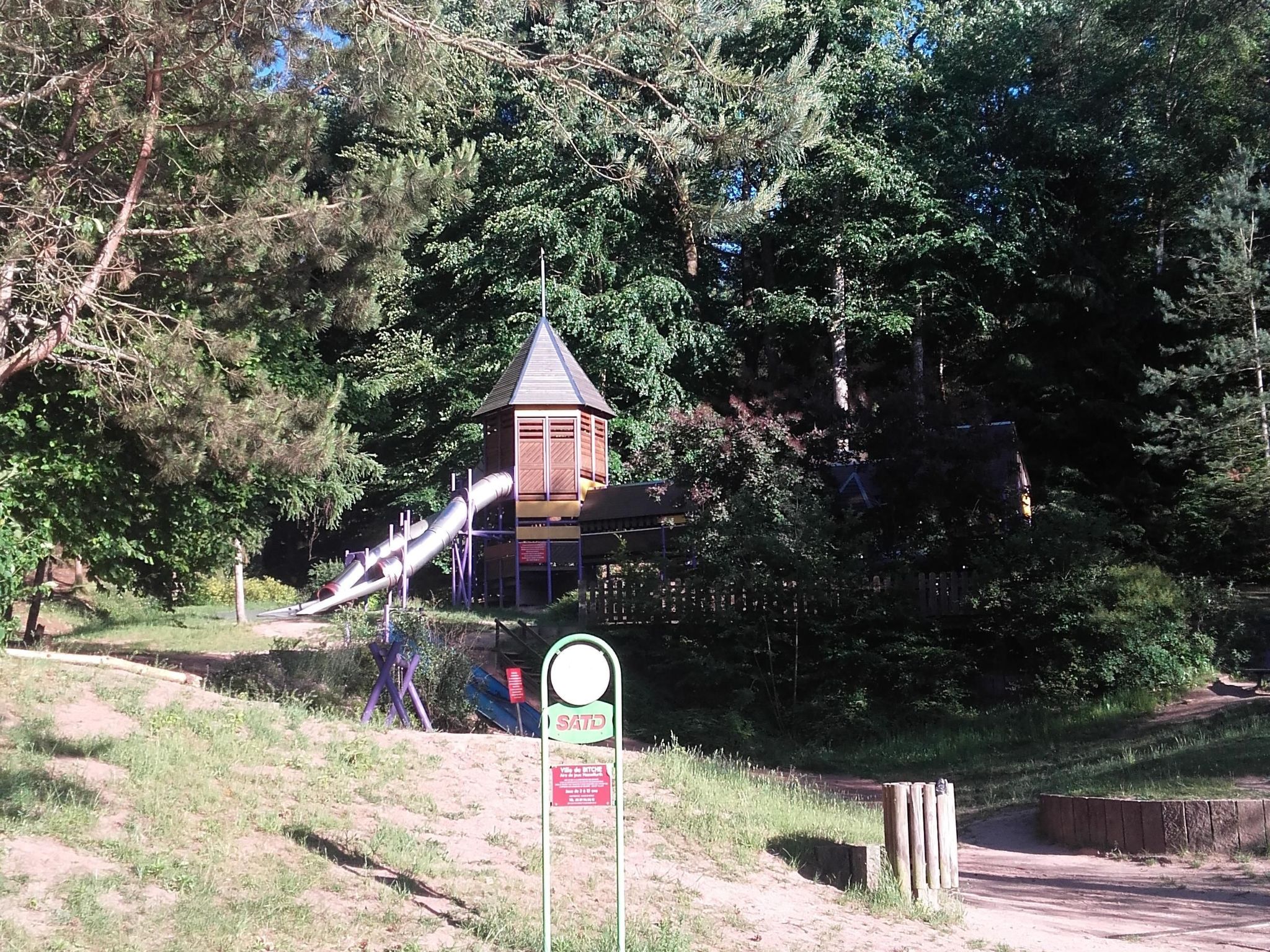 LES BRIMBELLES-Binnen