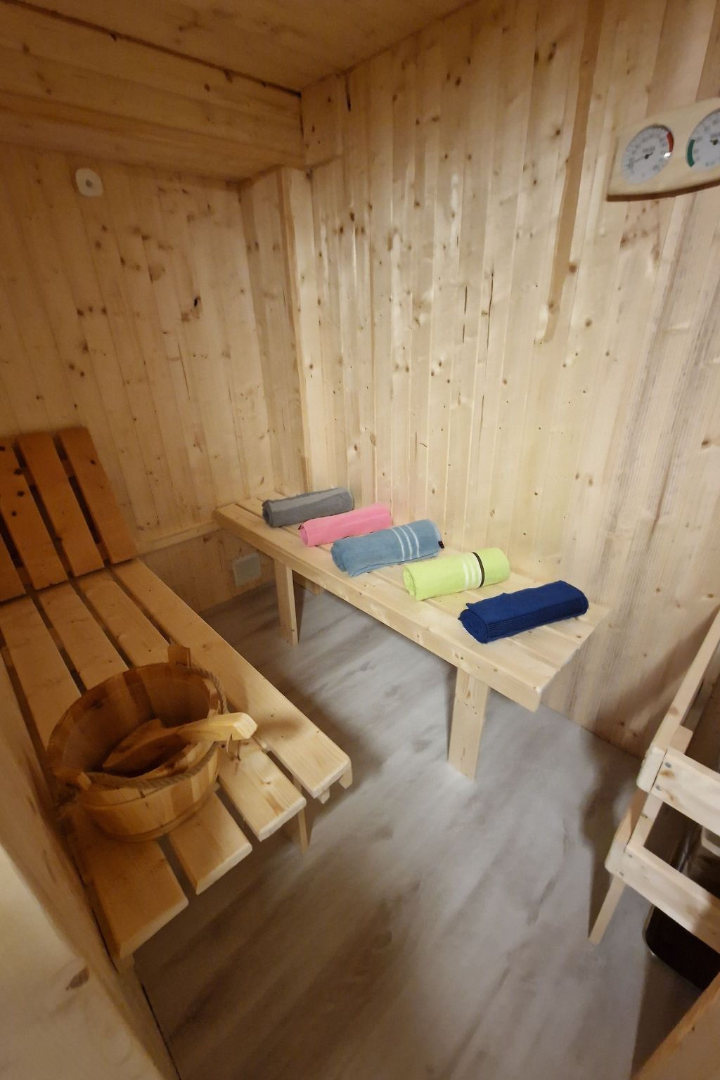 Le Chalet Sous Les Sapins, mit Swimmingpool, Sauna-Binnen