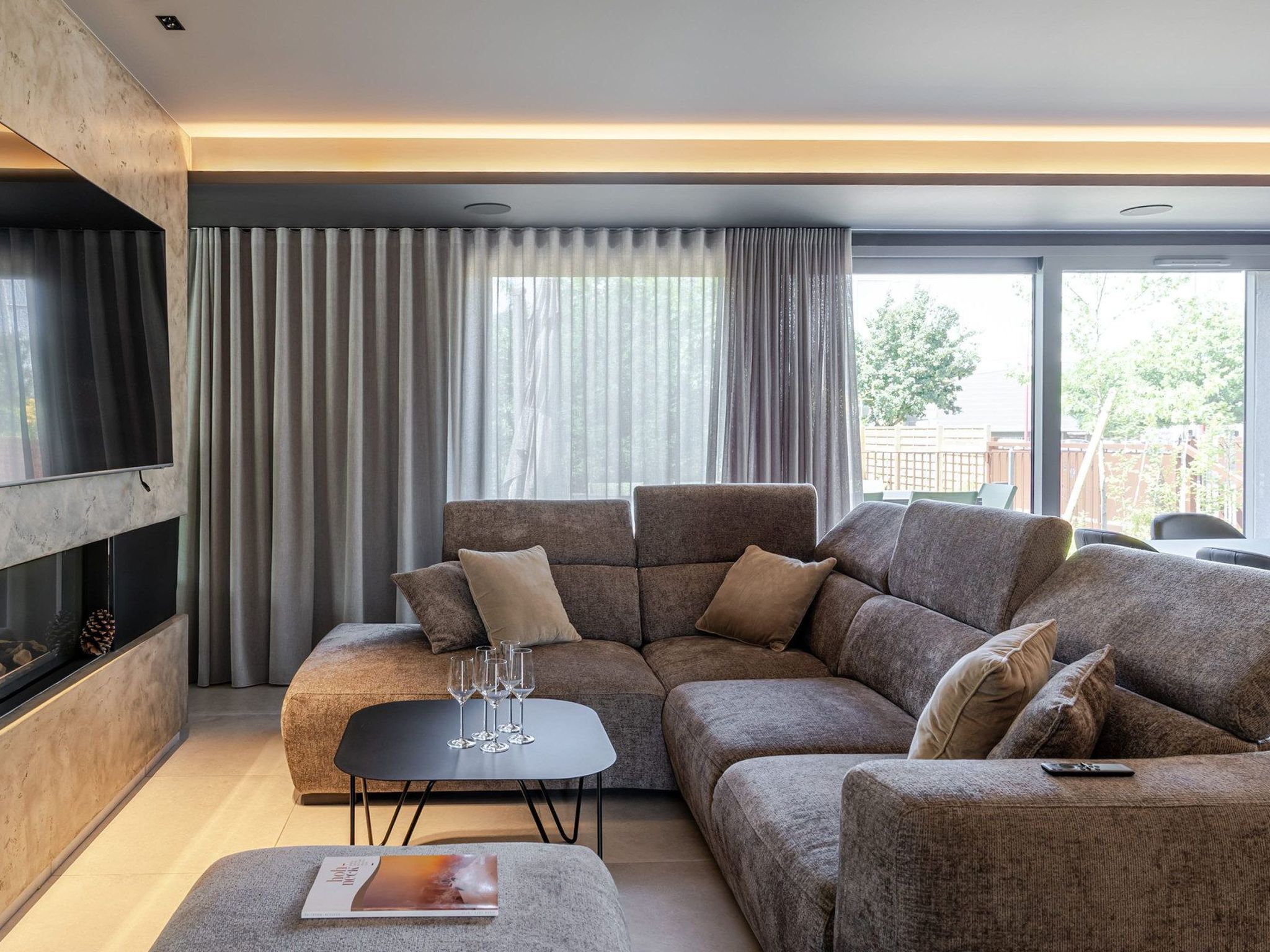 Photo of Loge aux Loups, Innenpool, Sauna, nahe am See