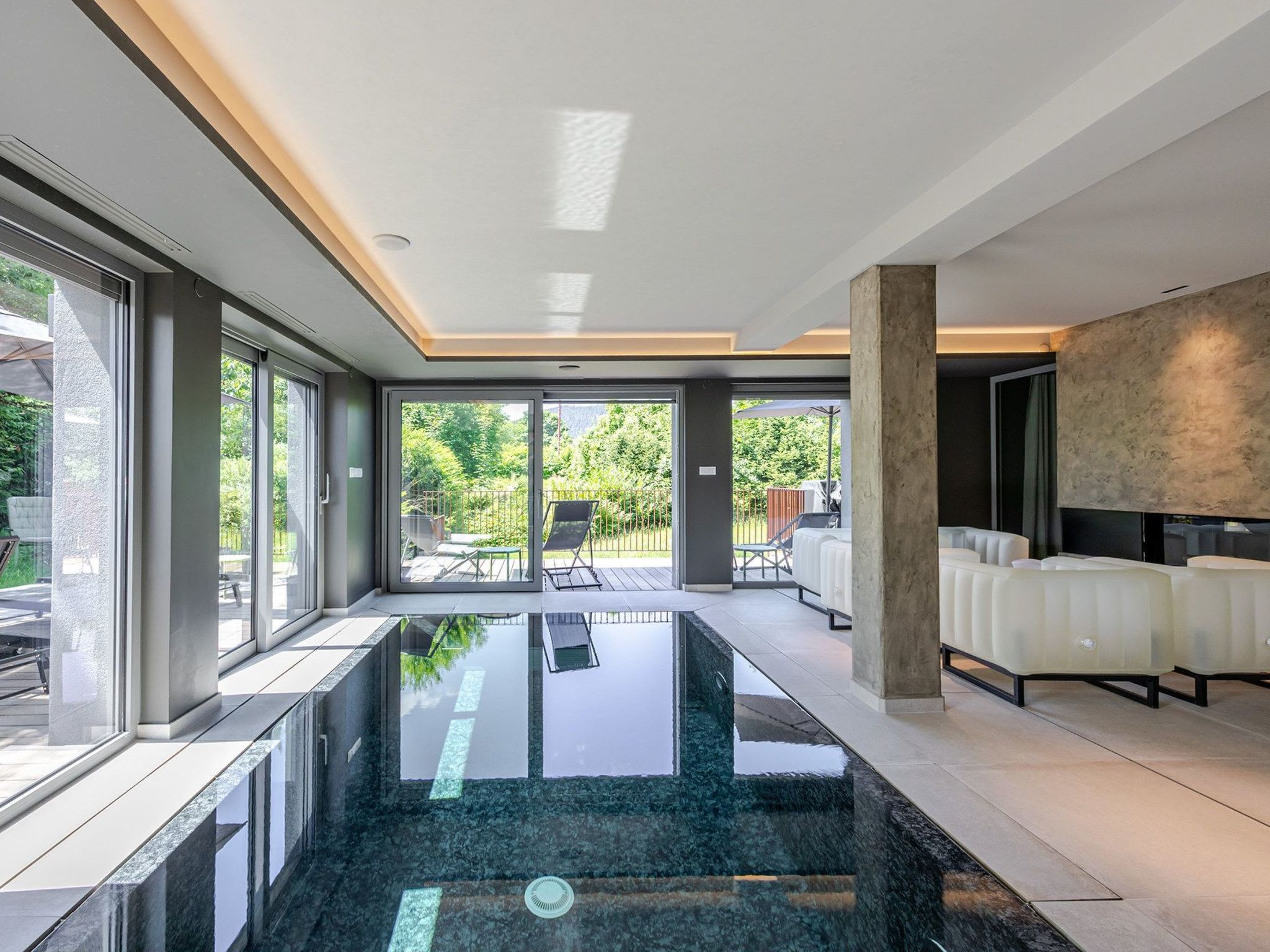 Photo of Loge aux Loups, Innenpool, Sauna, nahe am See