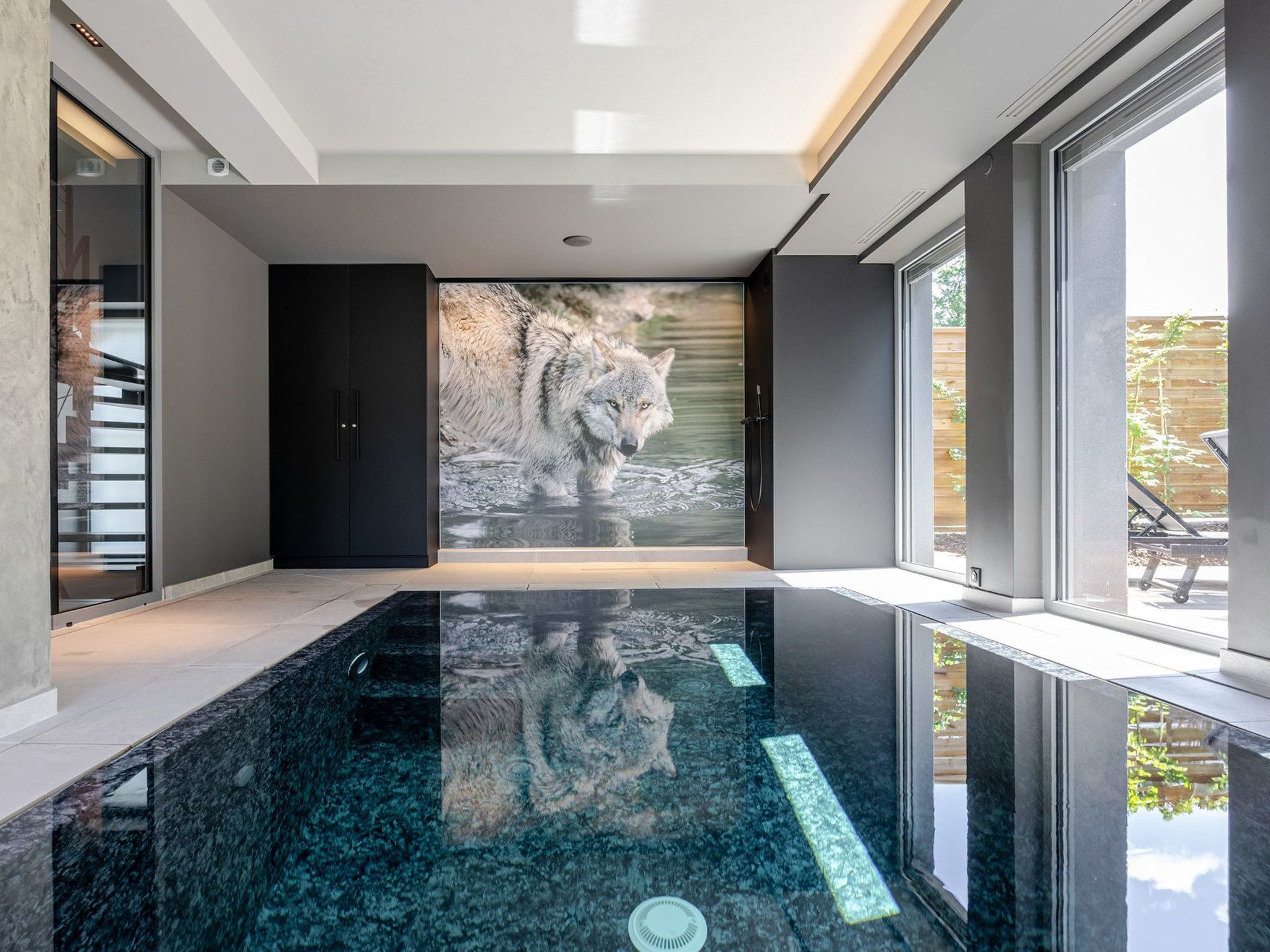 Photo of Loge aux Loups, Innenpool, Sauna, nahe am See