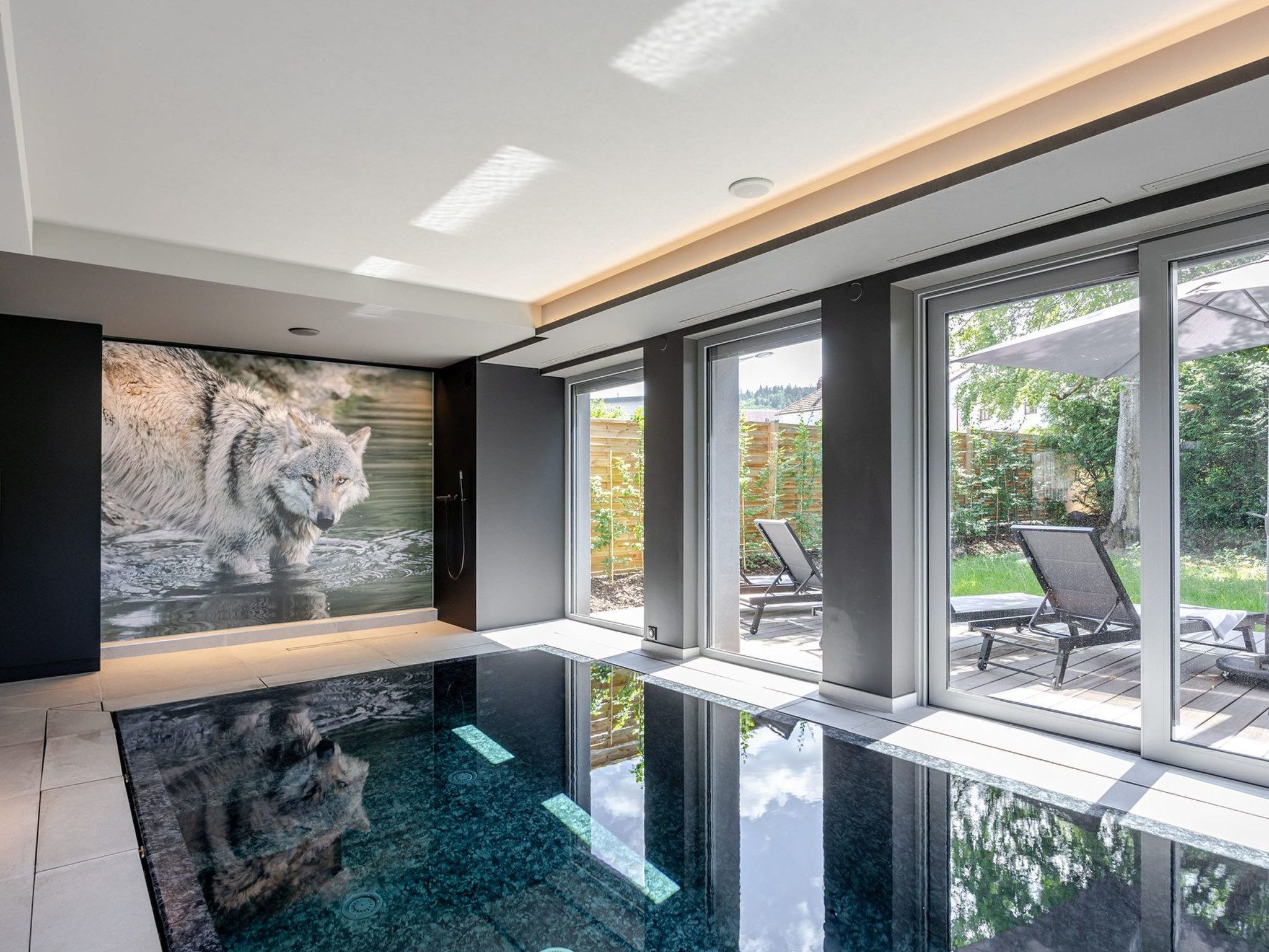 Photo of Loge aux Loups, Innenpool, Sauna, nahe am See