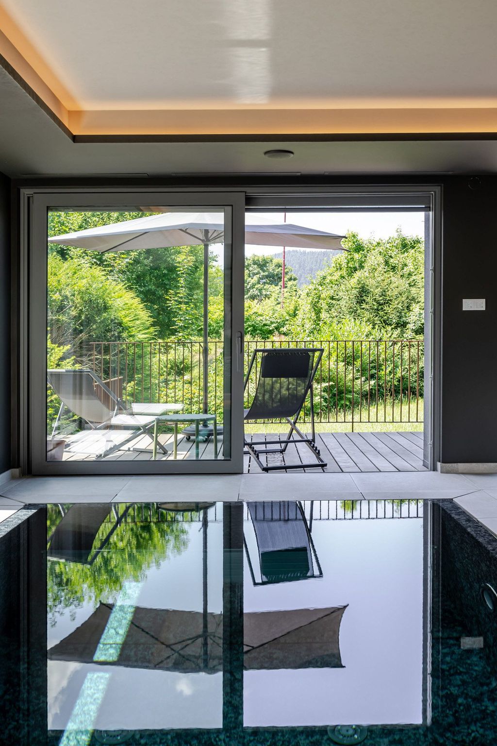 Photo of Loge aux Loups, Innenpool, Sauna, nahe am See