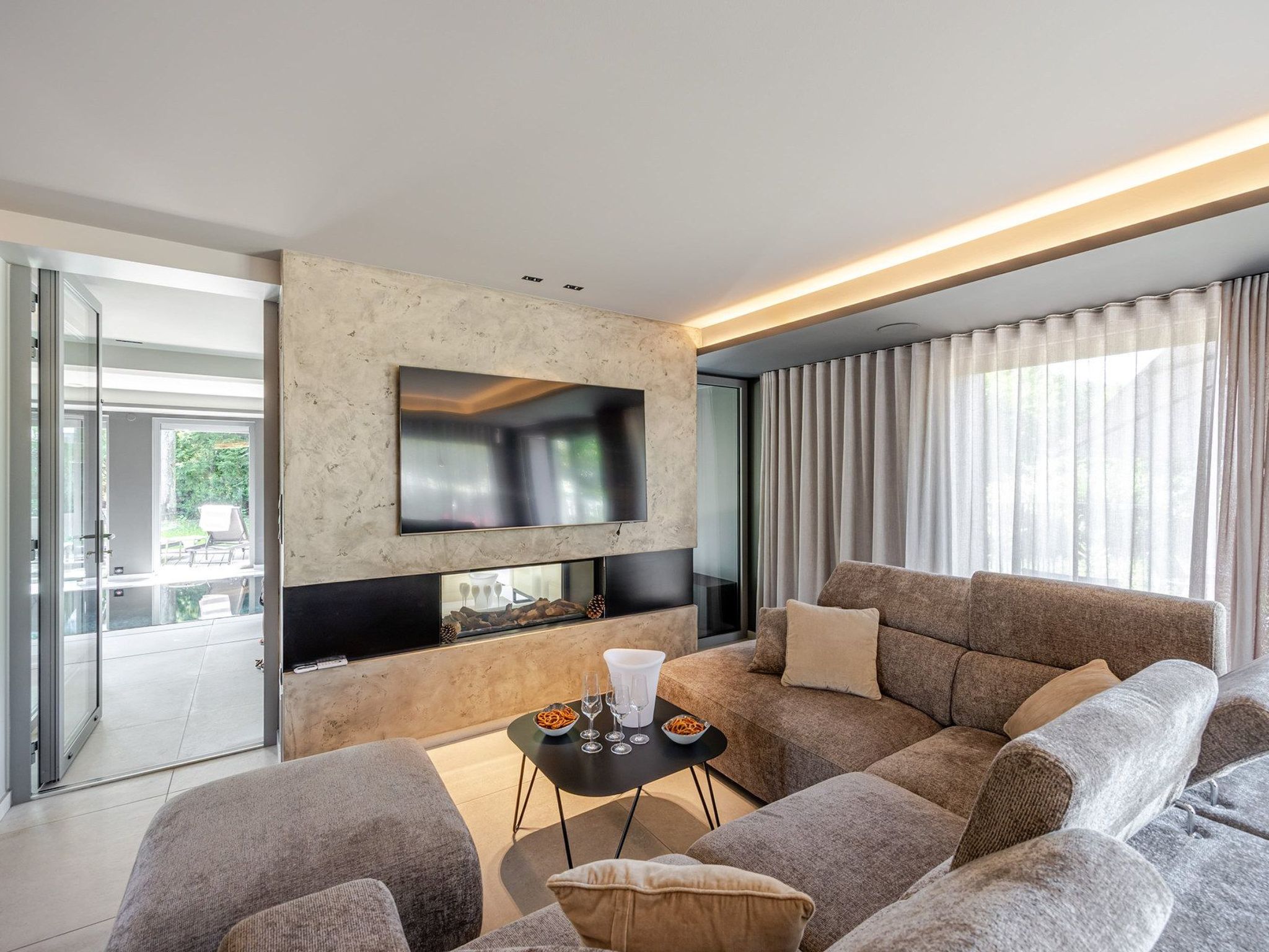 Photo of Loge aux Loups, Innenpool, Sauna, nahe am See