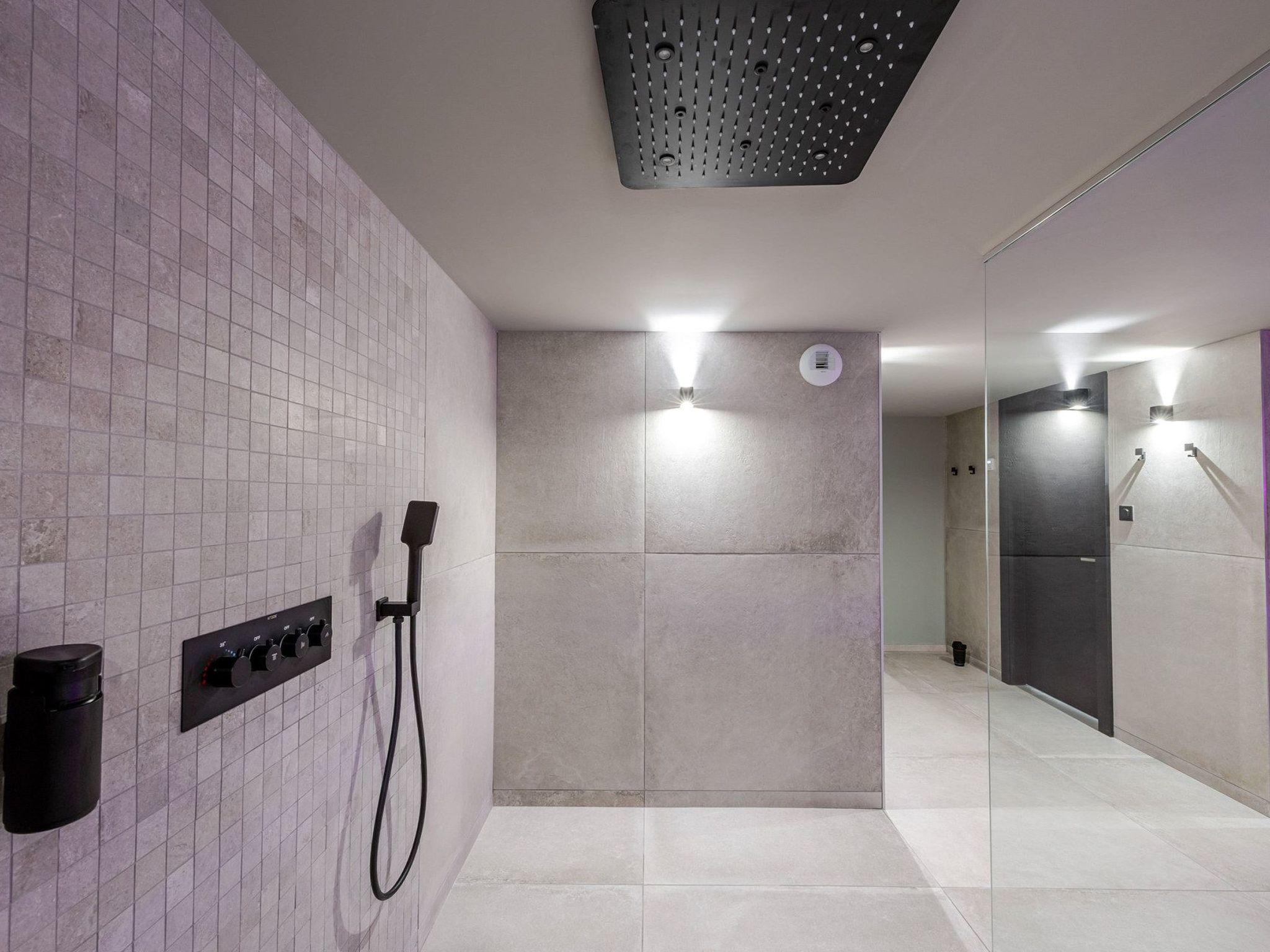 Photo of Loge aux Loups, Innenpool, Sauna, nahe am See