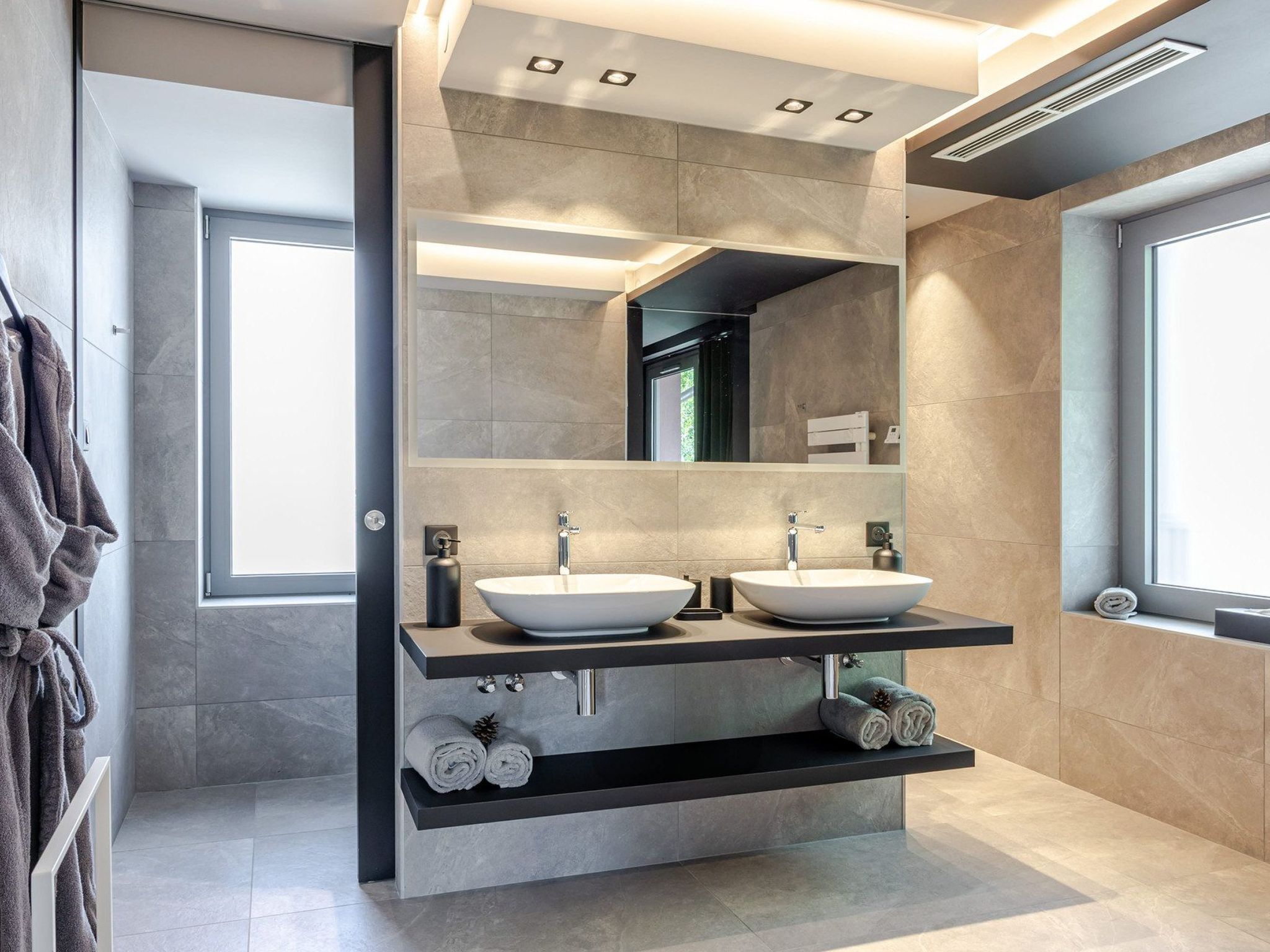 Photo of Loge aux Loups, Innenpool, Sauna, nahe am See