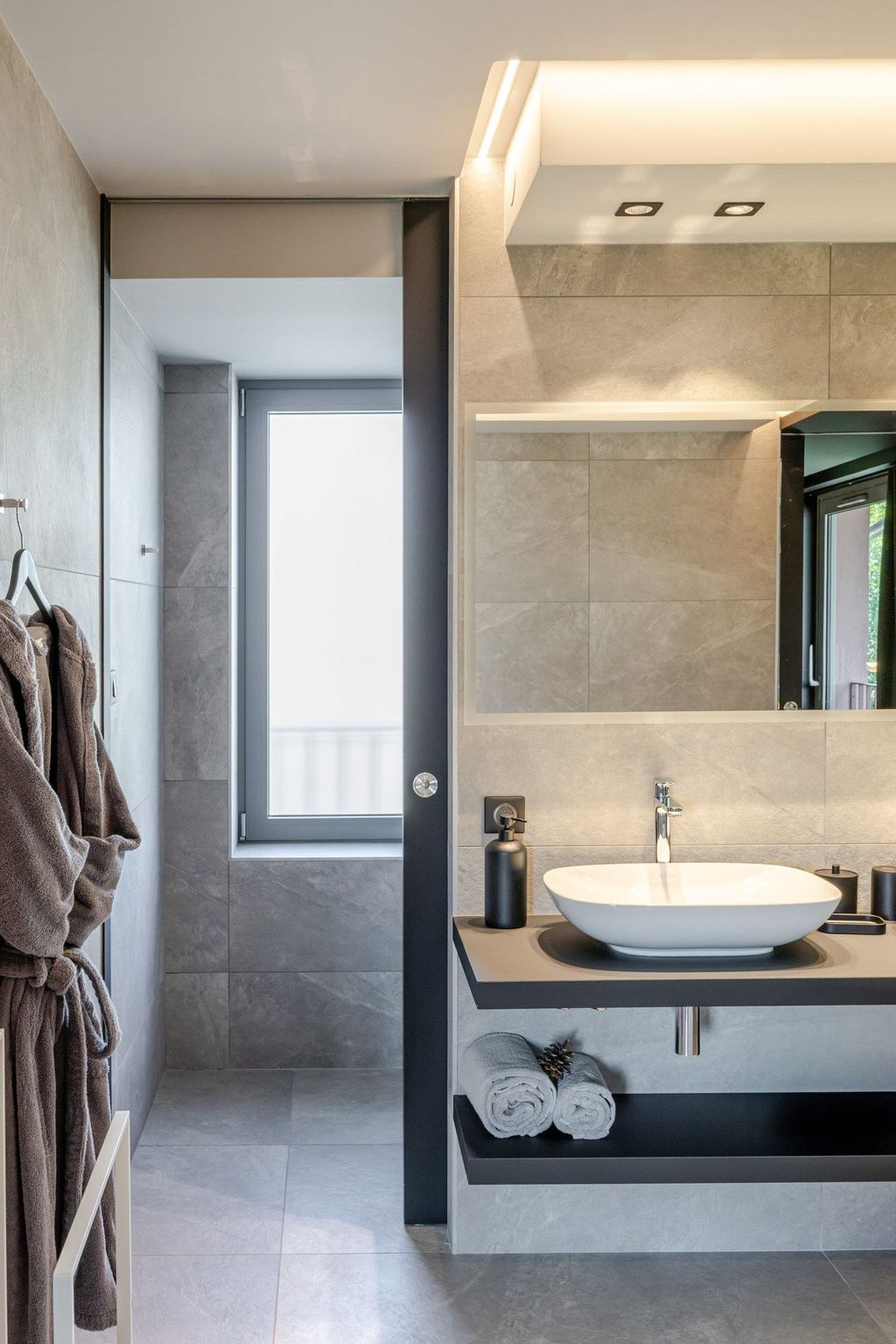 Photo of Loge aux Loups, Innenpool, Sauna, nahe am See