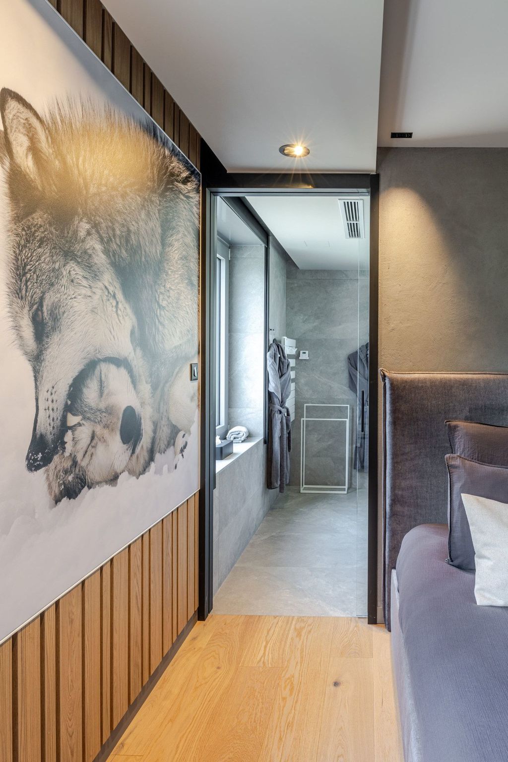 Photo of Loge aux Loups, Innenpool, Sauna, nahe am See