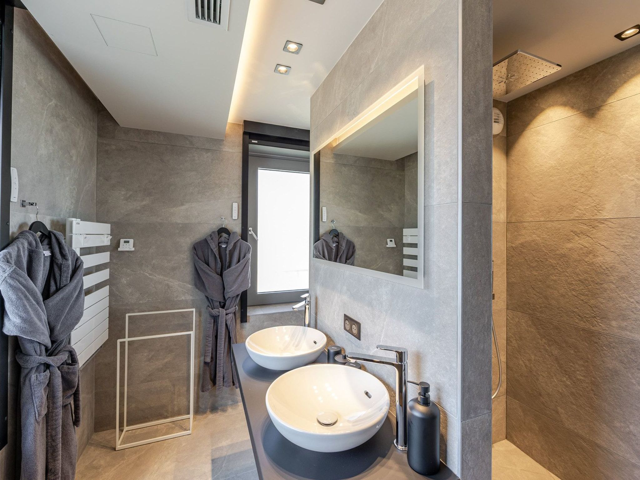 Photo of Loge aux Loups, Innenpool, Sauna, nahe am See