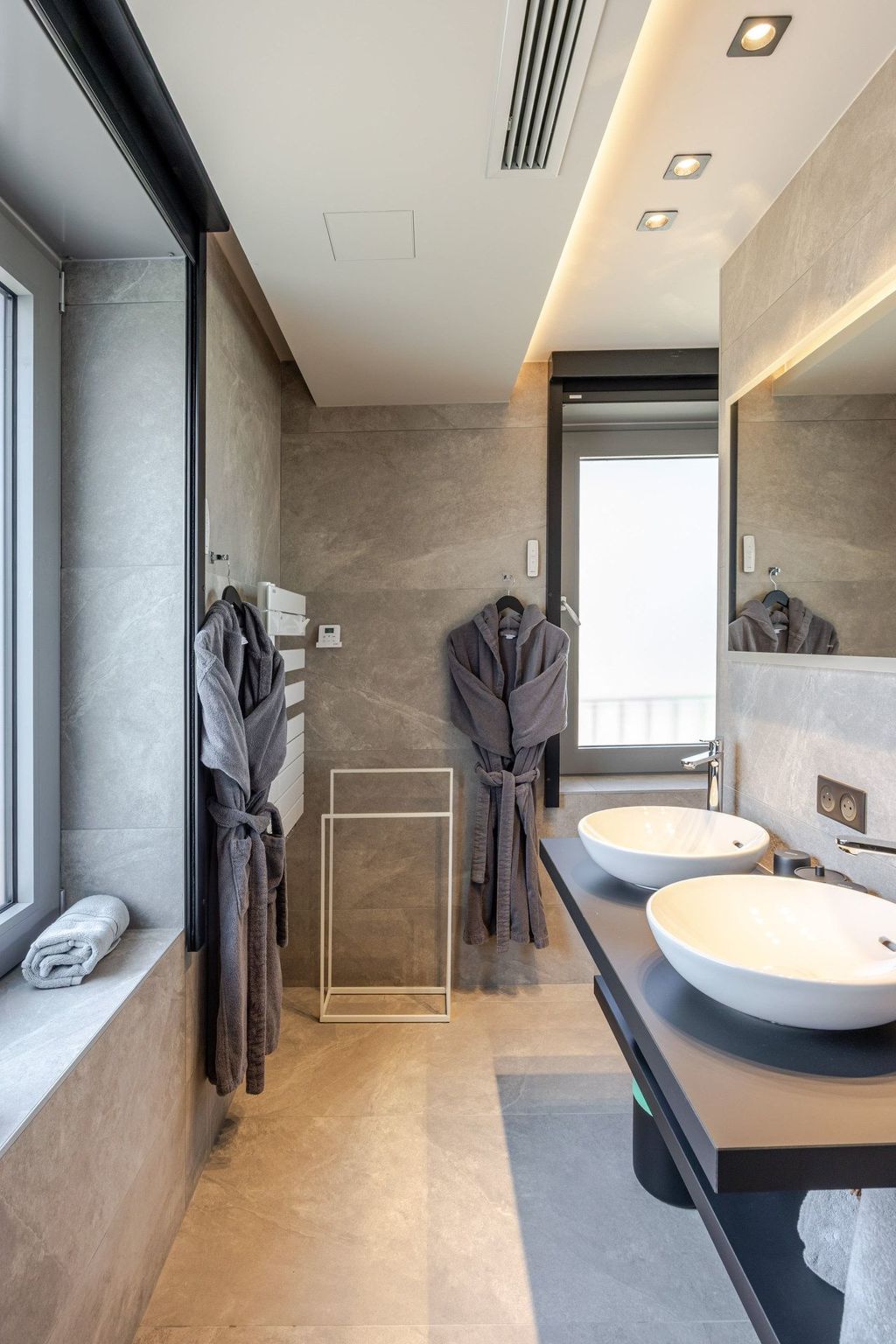 Photo of Loge aux Loups, Innenpool, Sauna, nahe am See