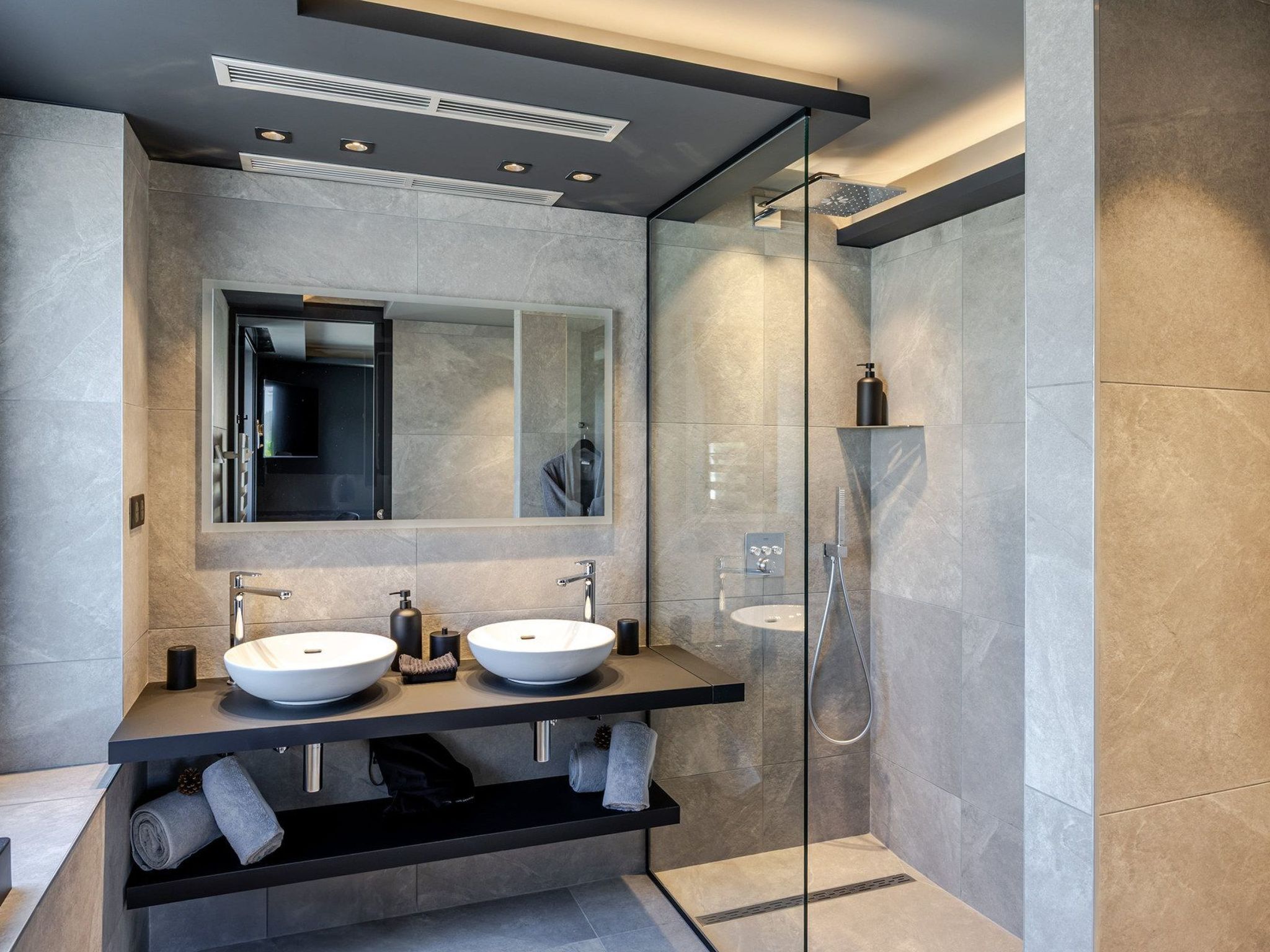 Photo of Loge aux Loups, Innenpool, Sauna, nahe am See