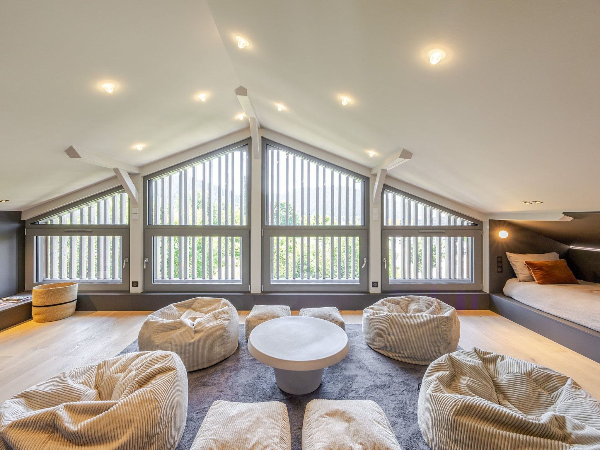 Photo of Loge aux Loups, Innenpool, Sauna, nahe am See