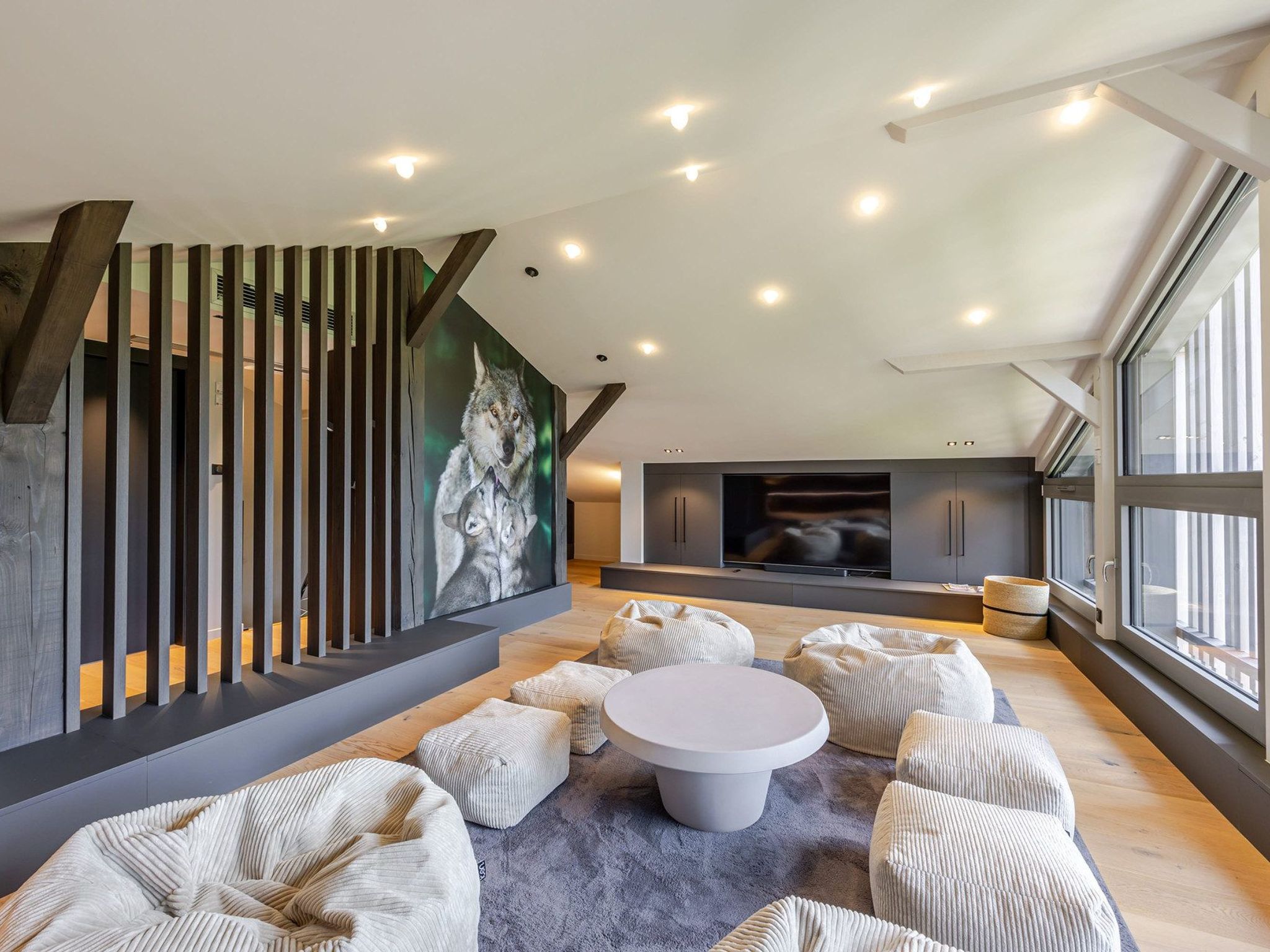 Photo of Loge aux Loups, Innenpool, Sauna, nahe am See