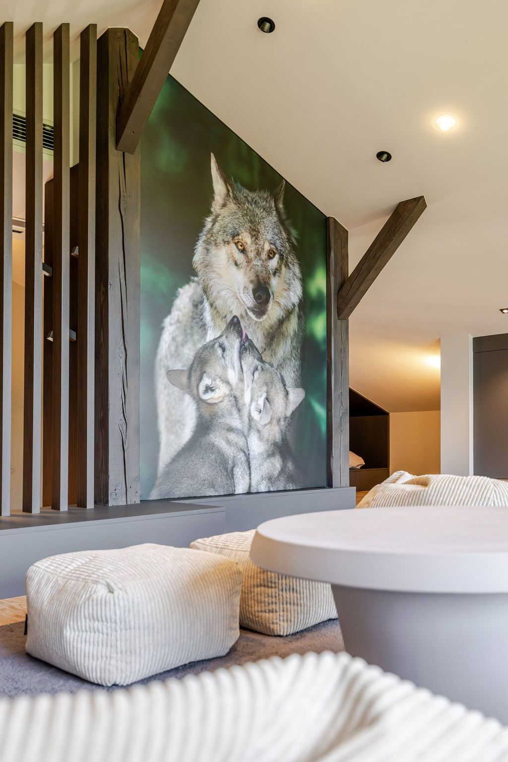 Photo of Loge aux Loups, Innenpool, Sauna, nahe am See