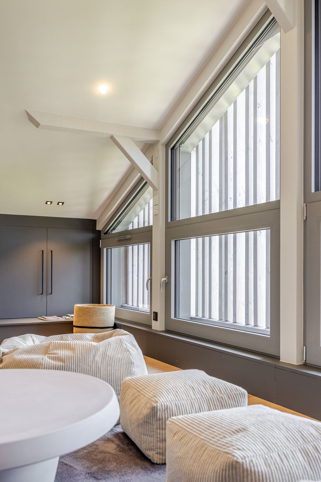 Photo of Loge aux Loups, Innenpool, Sauna, nahe am See