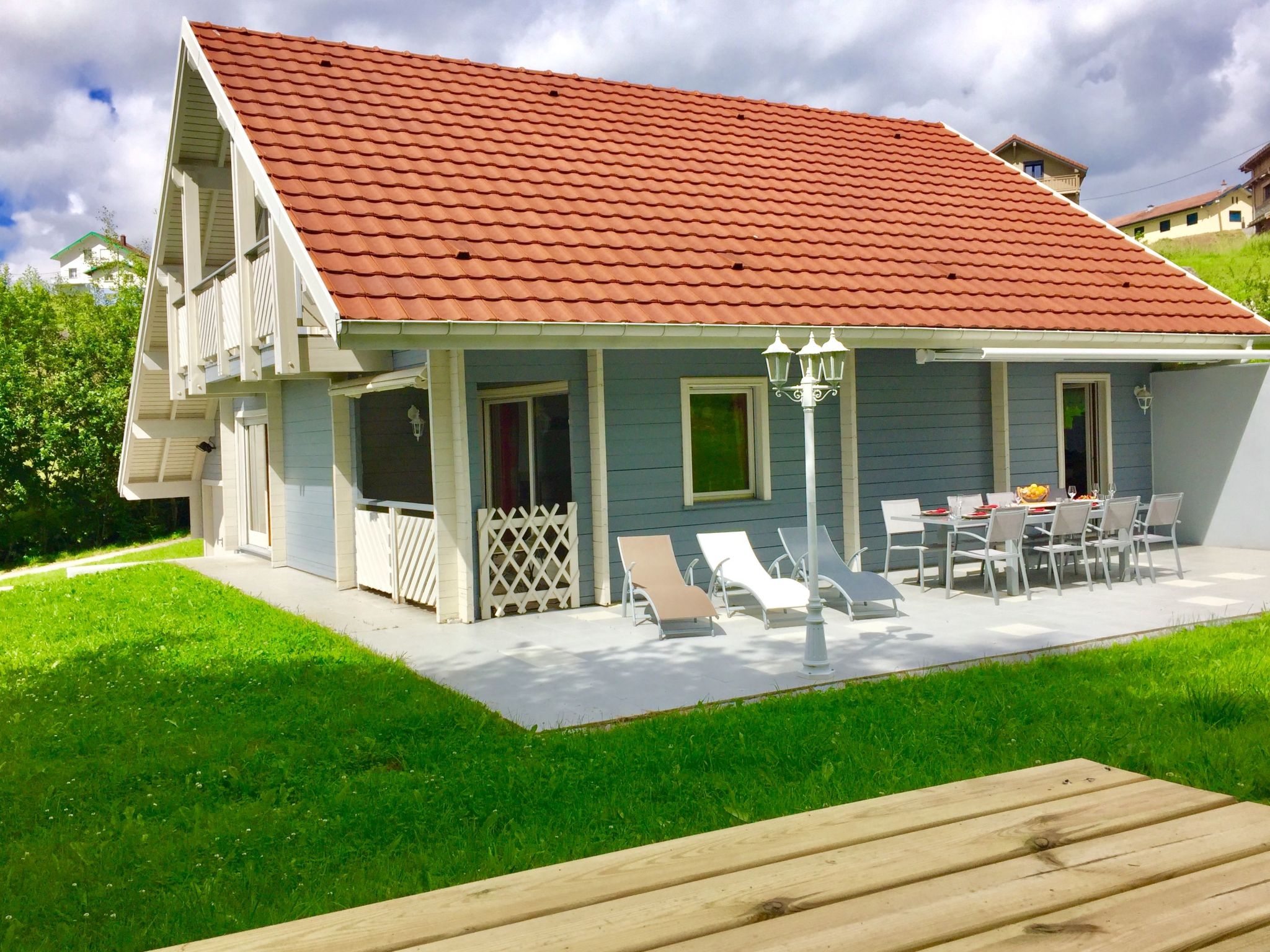 Chalet "Le Flocon Bleu" mit Blick auf das Wasser-Image-tags.info