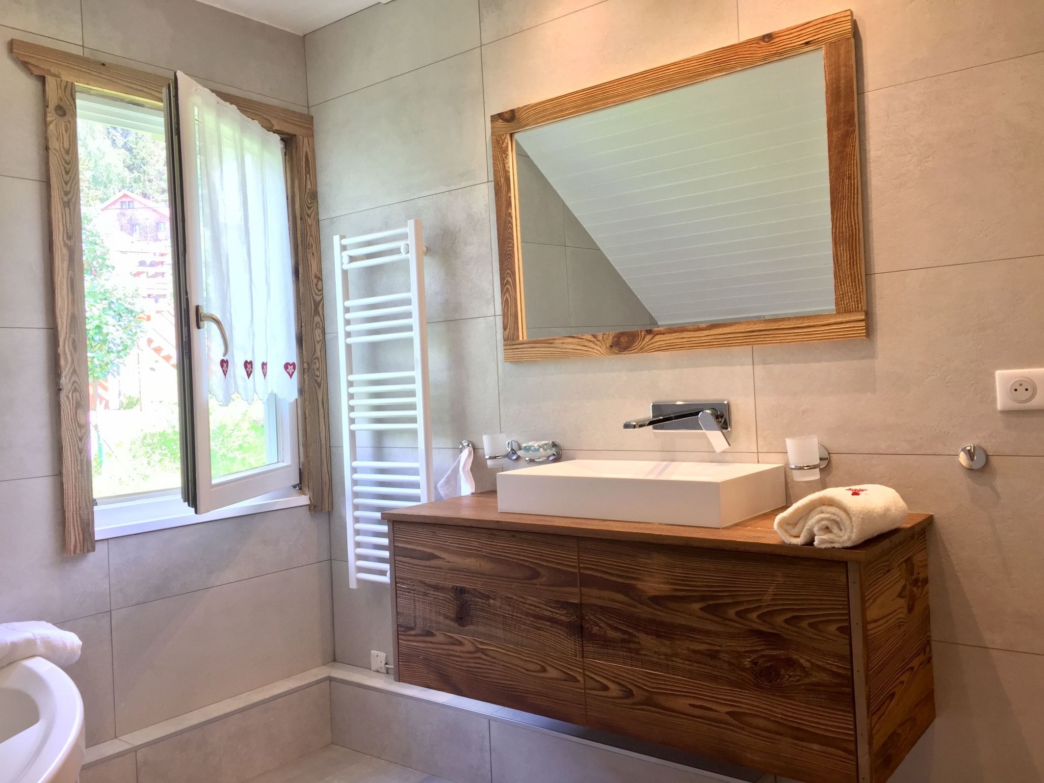 Chalet "Le Flocon Bleu" mit Blick auf das Wasser-Image-tags.info